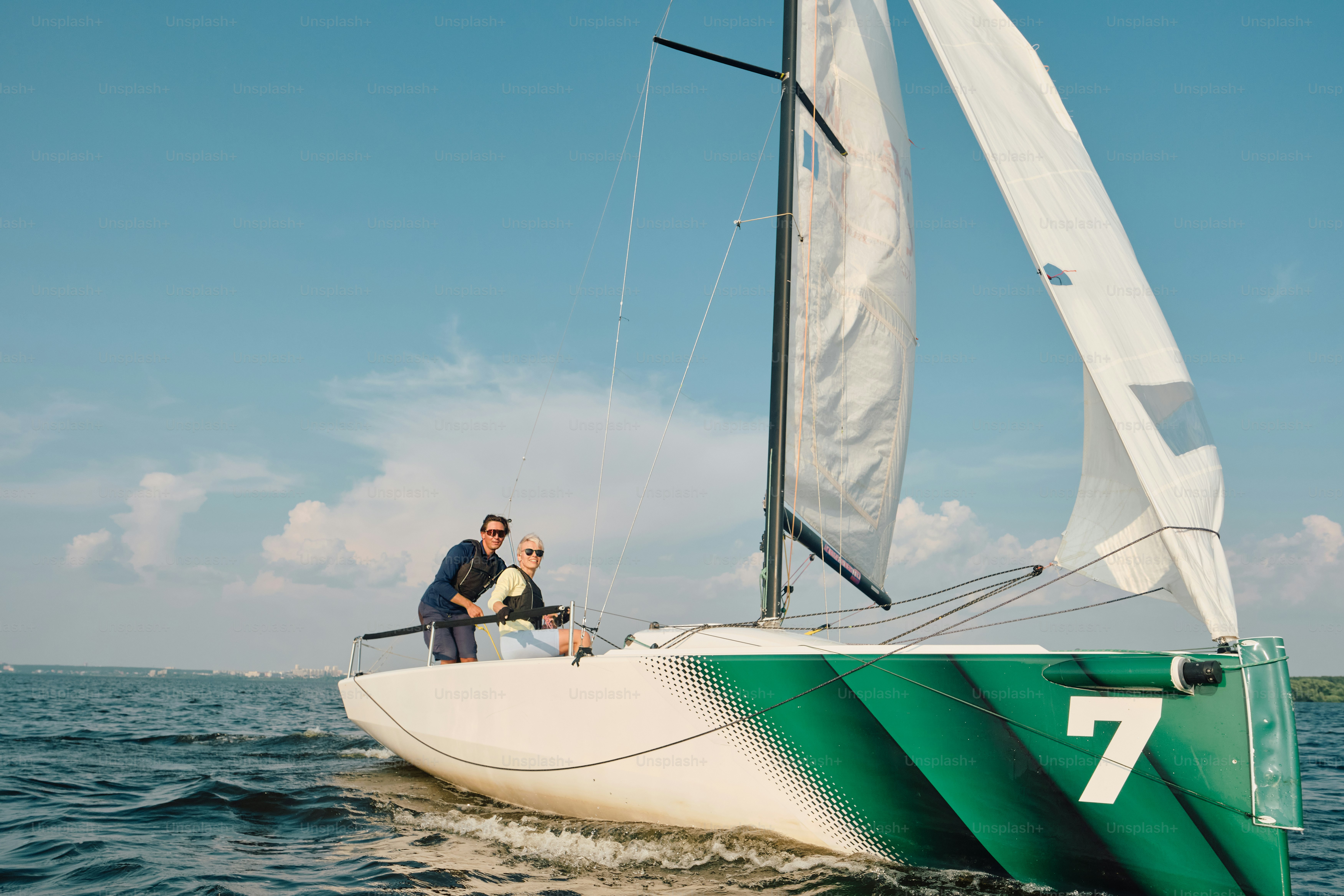 Erwachsene und Kinder segeln auf einem modernen Segelboot