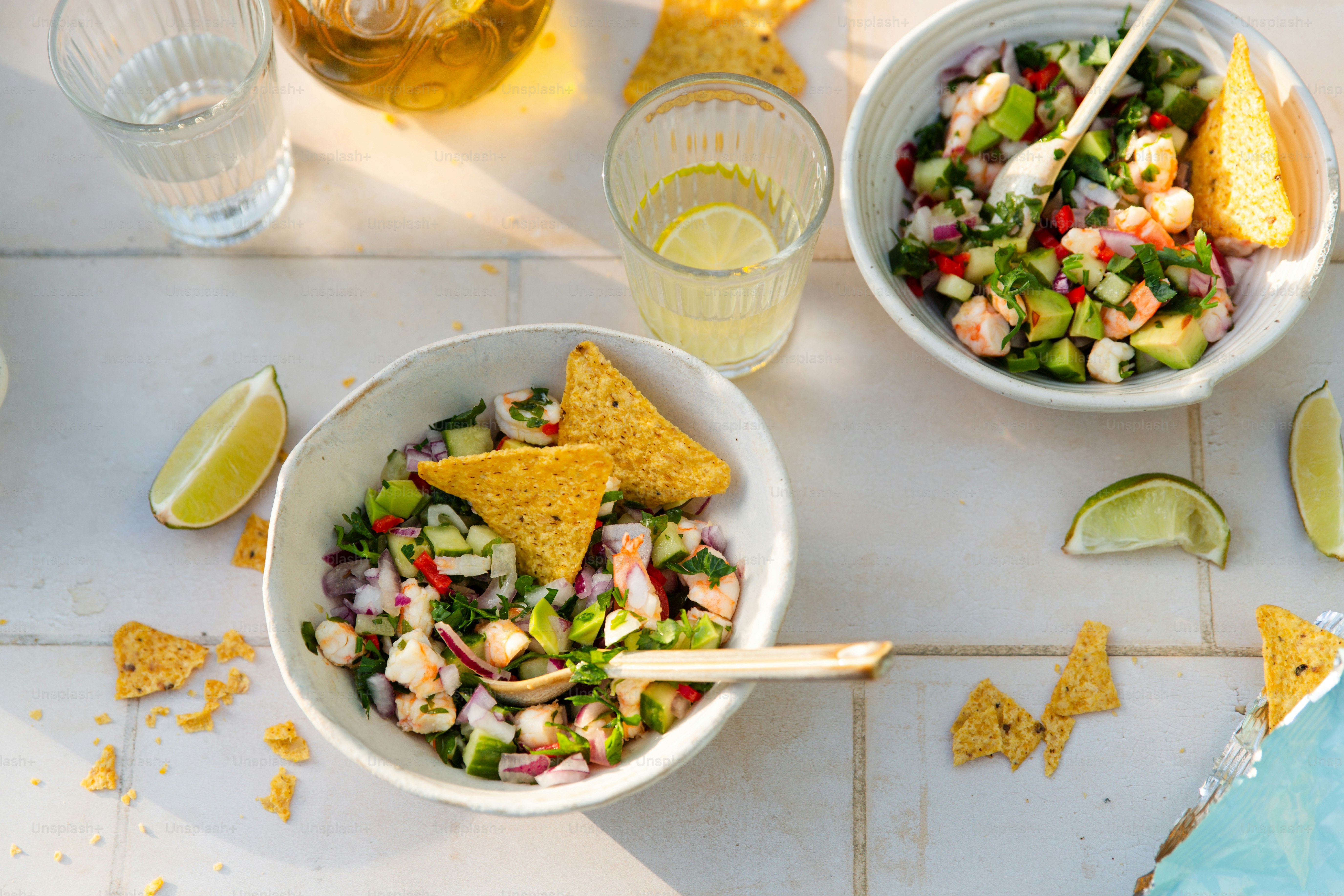 Ceviche udang segar dengan keripik jeruk nipis dan tortilla
