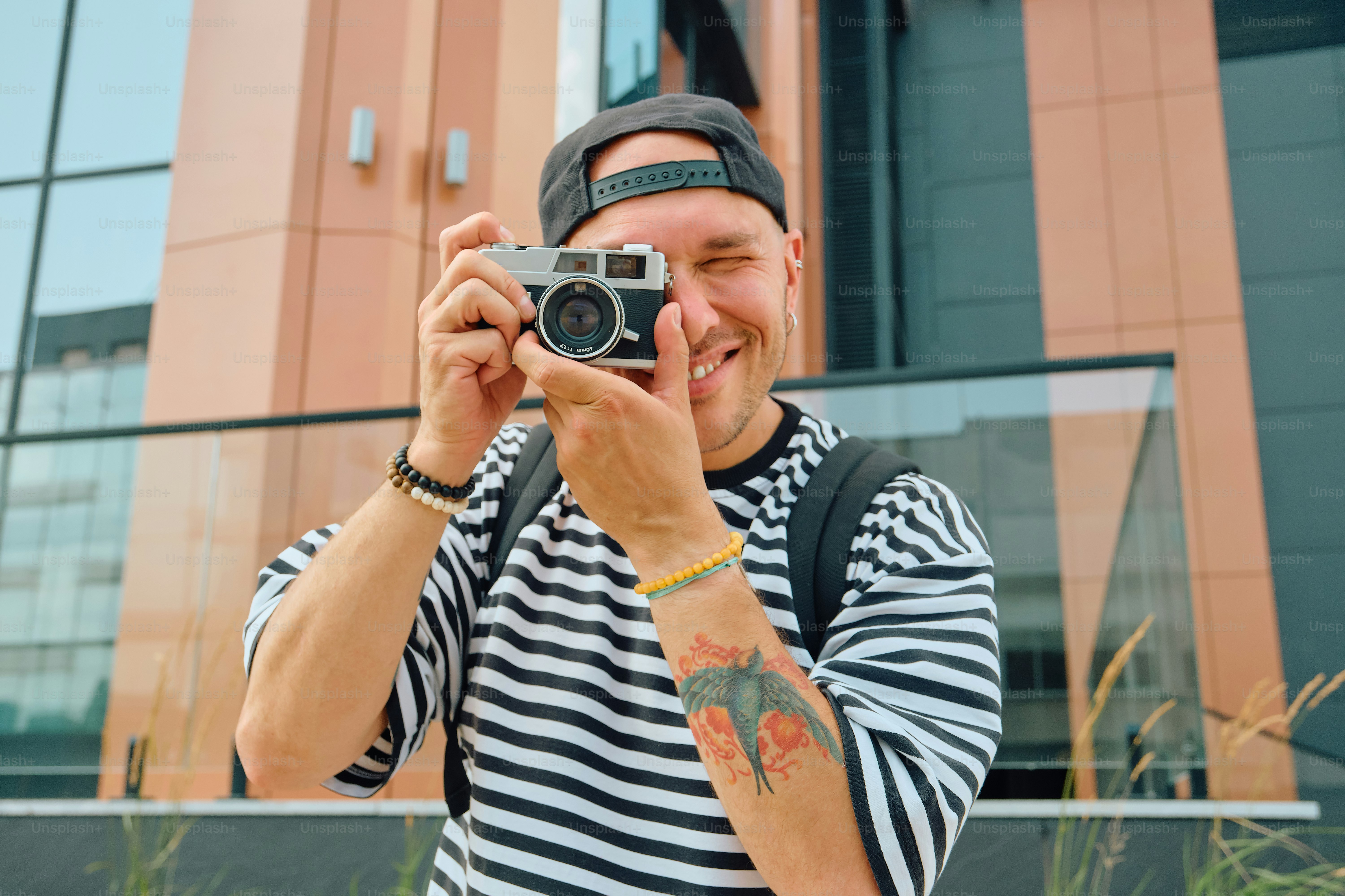 Homem sorrindo, olhando pela câmera vintage