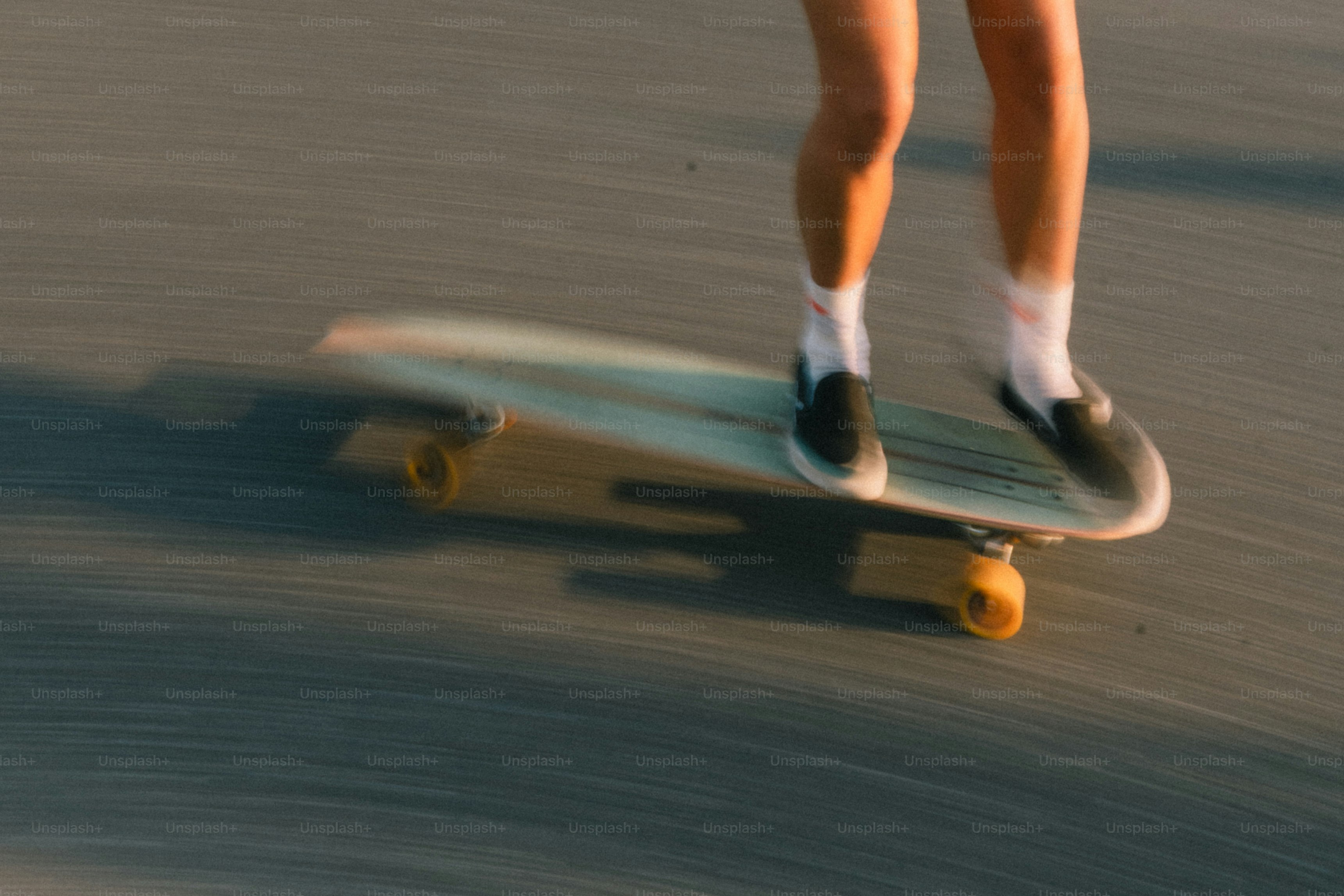 Skater-Beine auf einem beweglichen Skateboard