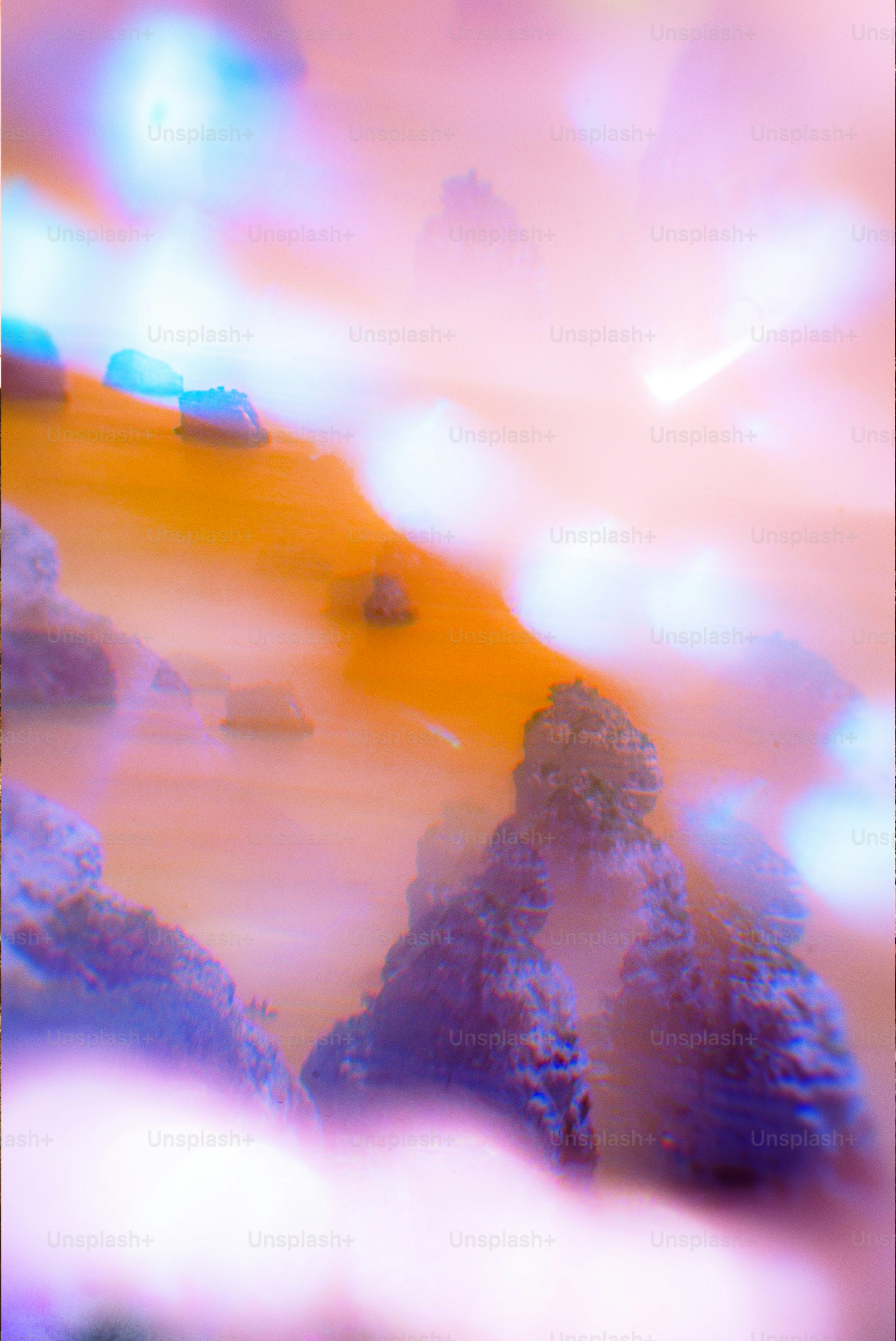 Paysage abstrait avec une lueur rose et violette vibrante