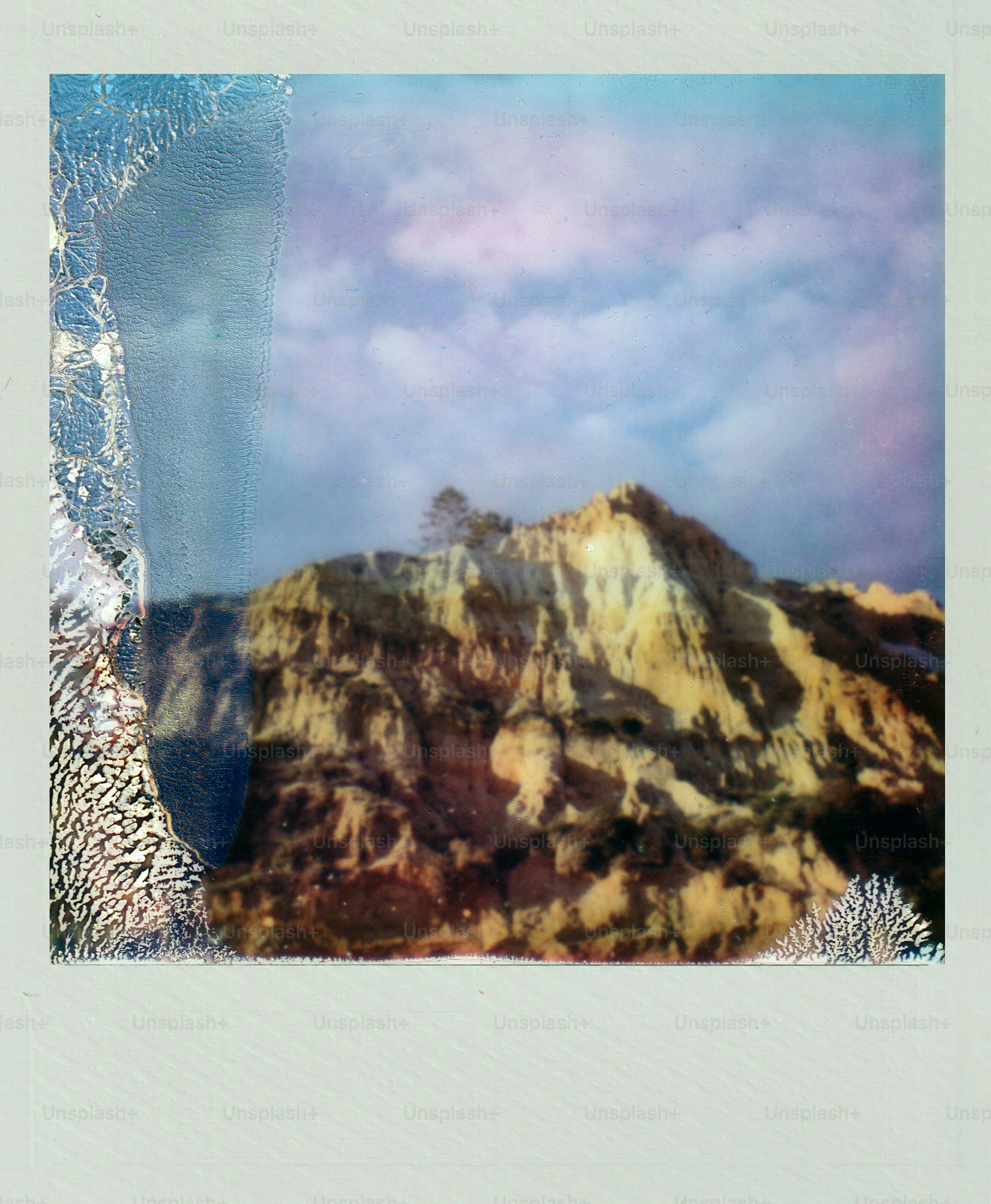 Paysage montagneux avec une esthétique de film instantané vieilli