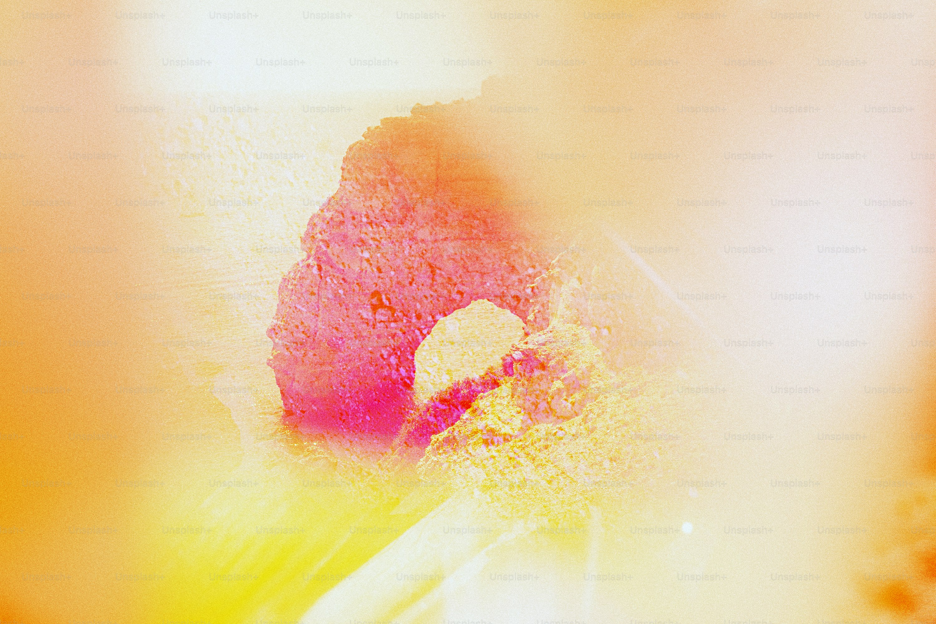 Roche rose abstraite lumineuse entourée d’une lumière orange