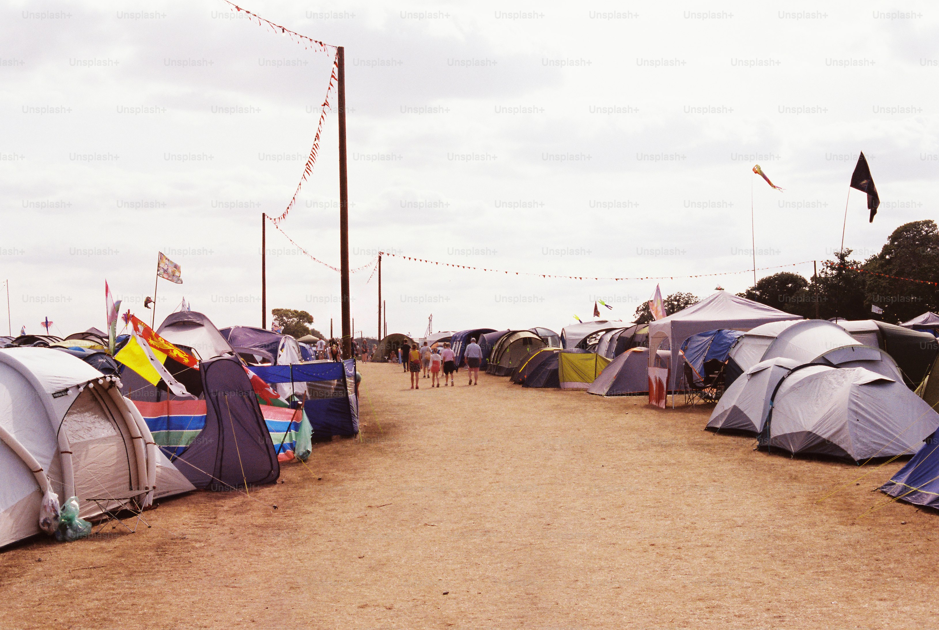Des tentes longent un large chemin de terre au campement du festival