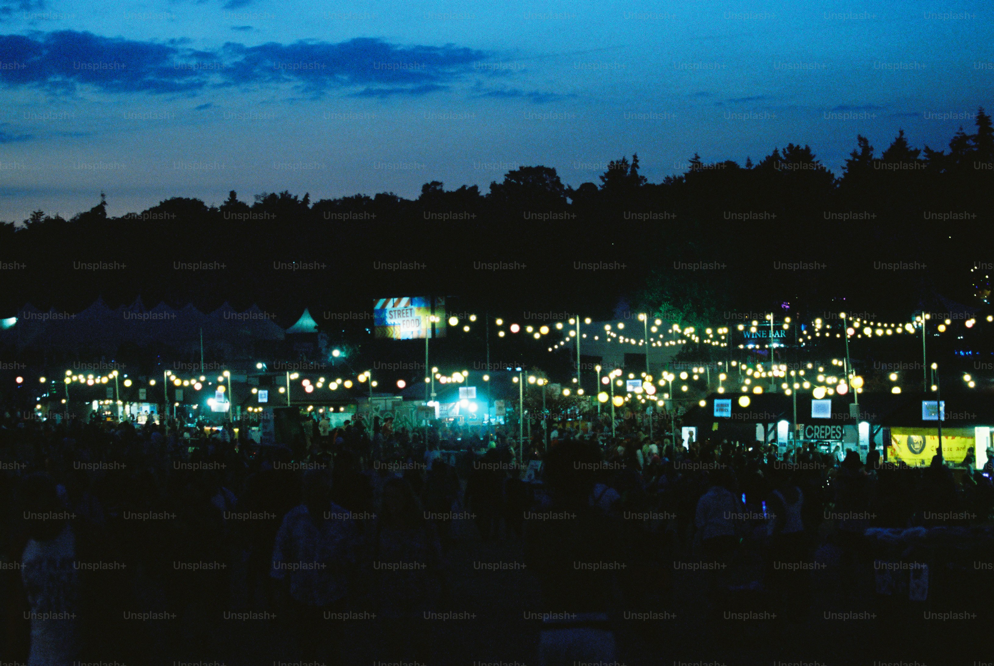 Festival nocturne avec guirlandes lumineuses et foule