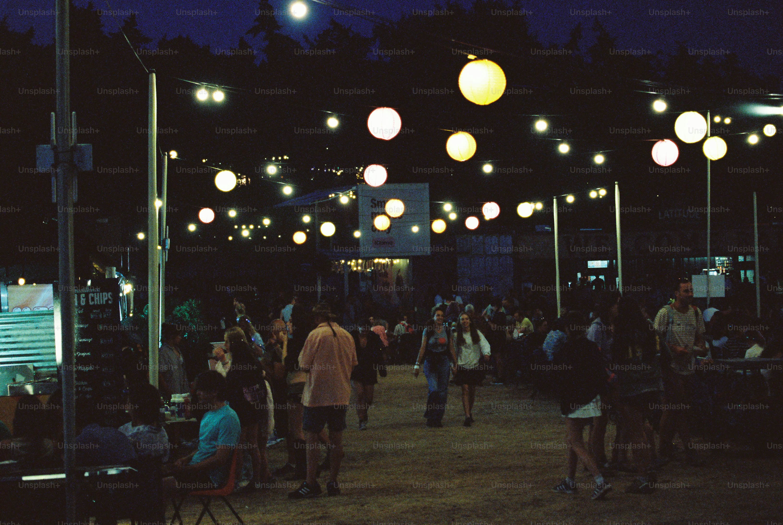 Passerelle animée du festival éclairée par des lanternes lumineuses au crépuscule