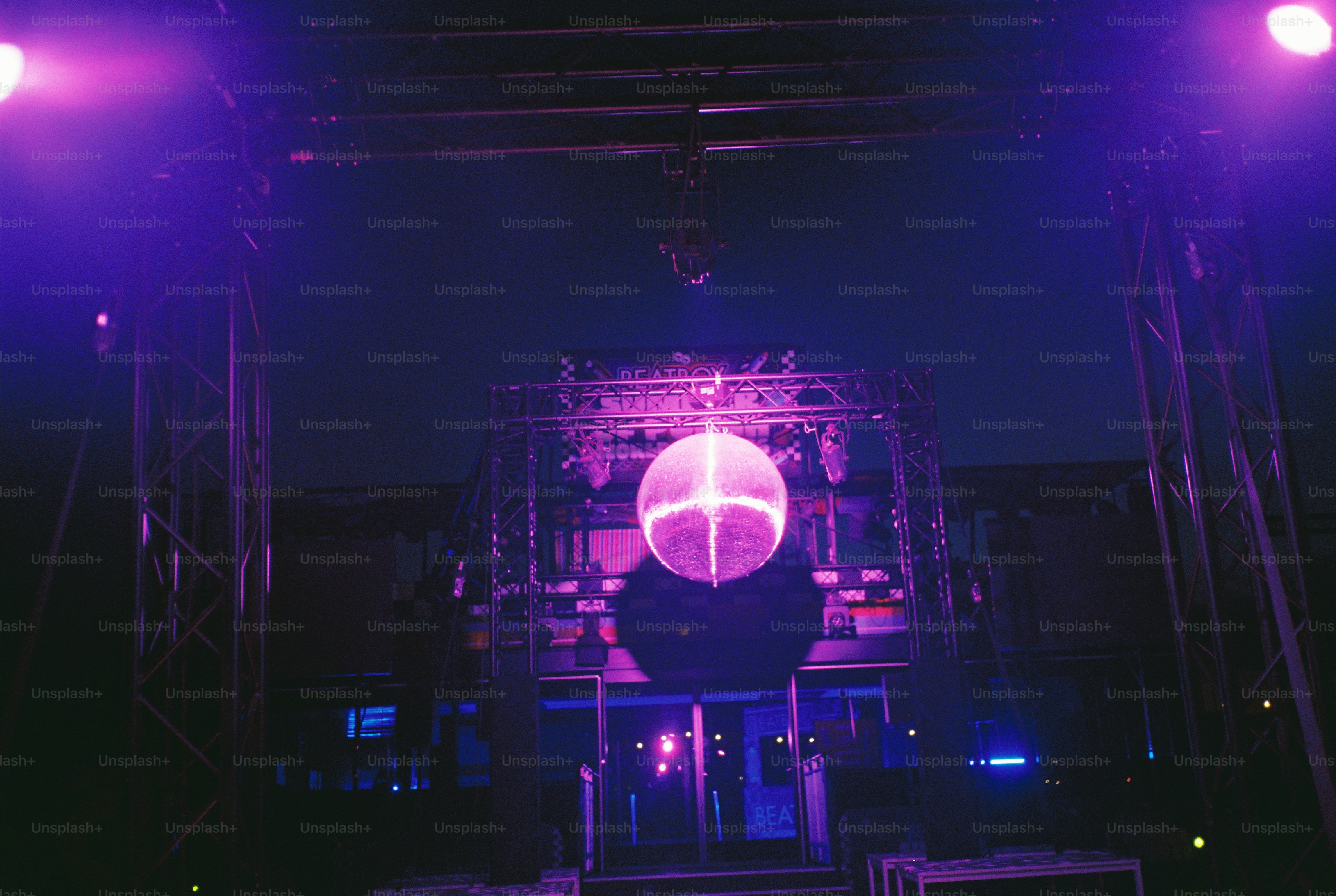 Mirrorball suspendu à un gréement en acier, lumière violette profonde