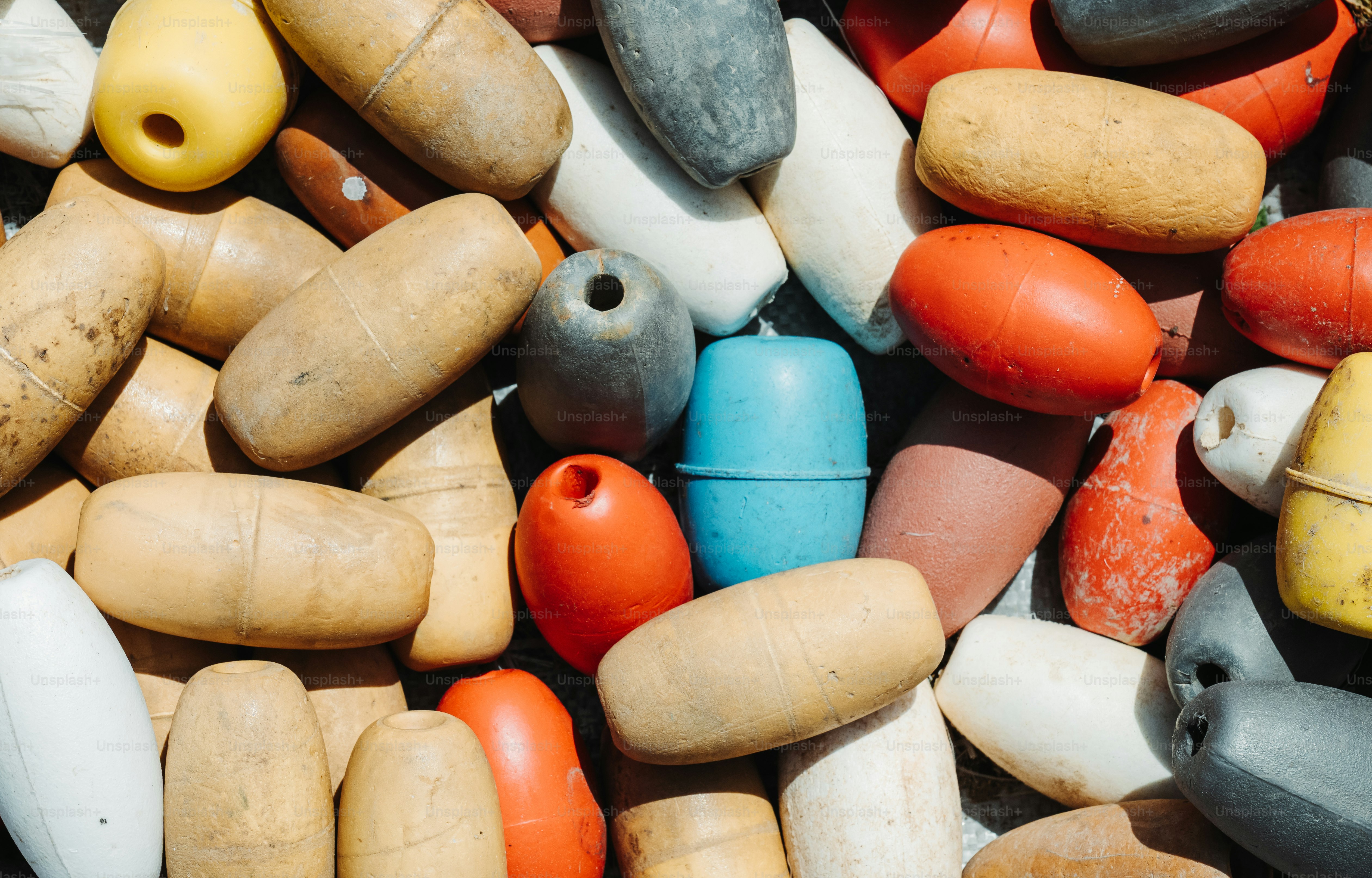 Colorati galleggianti da pesca ammassati insieme