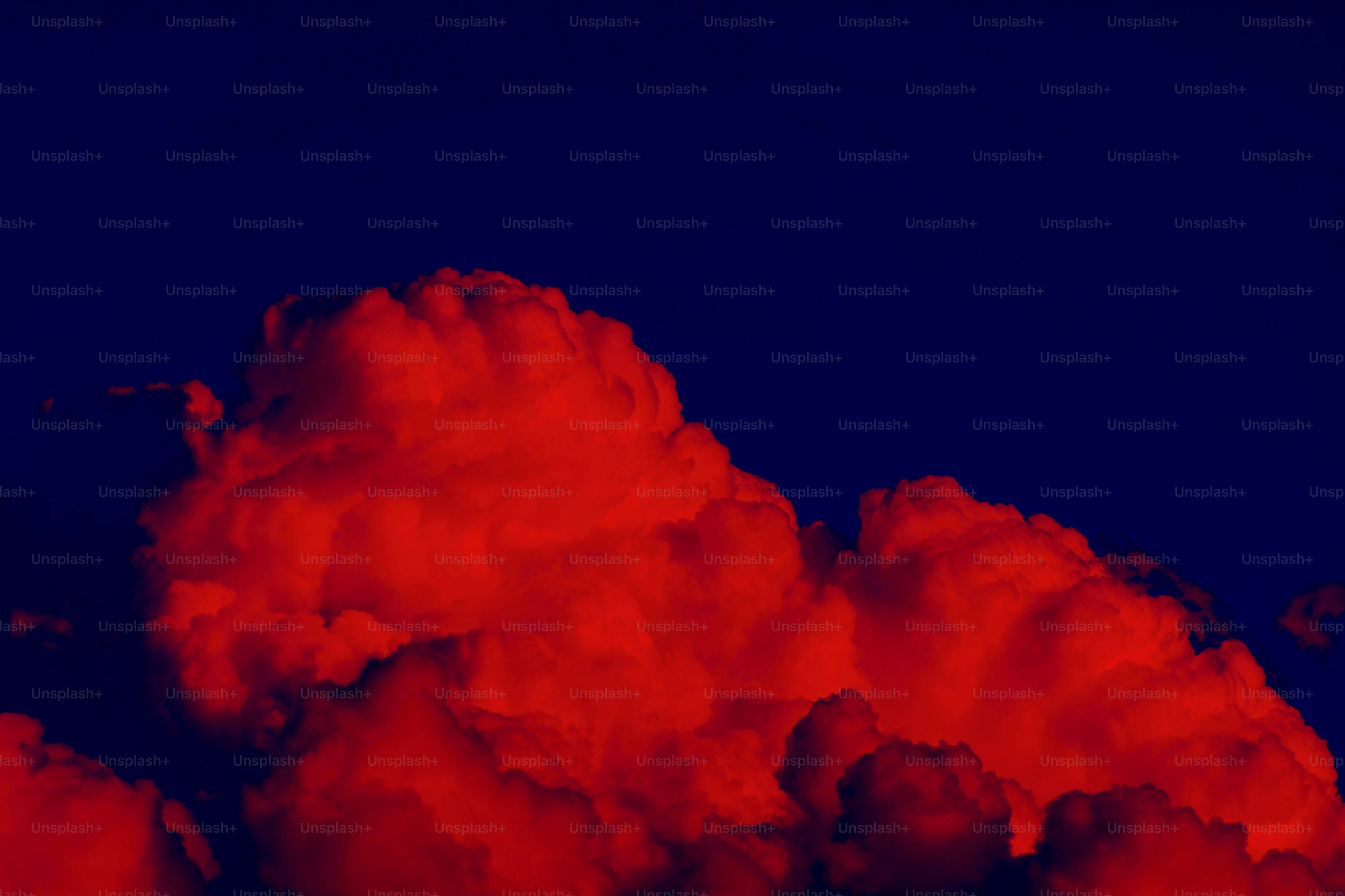 Awan merah bercahaya di langit biru pekat