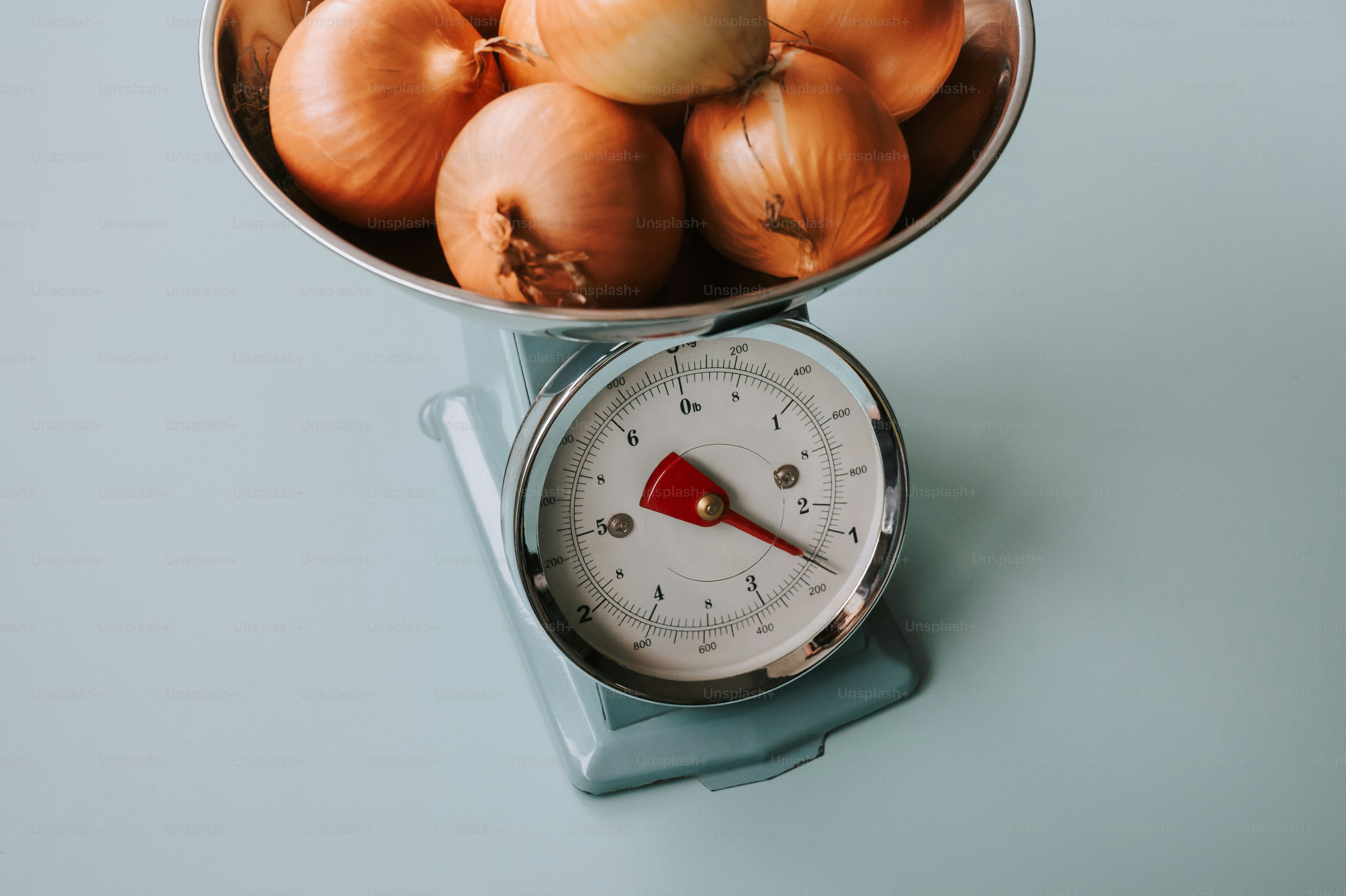 Des oignons sur une balance de cuisine vintage