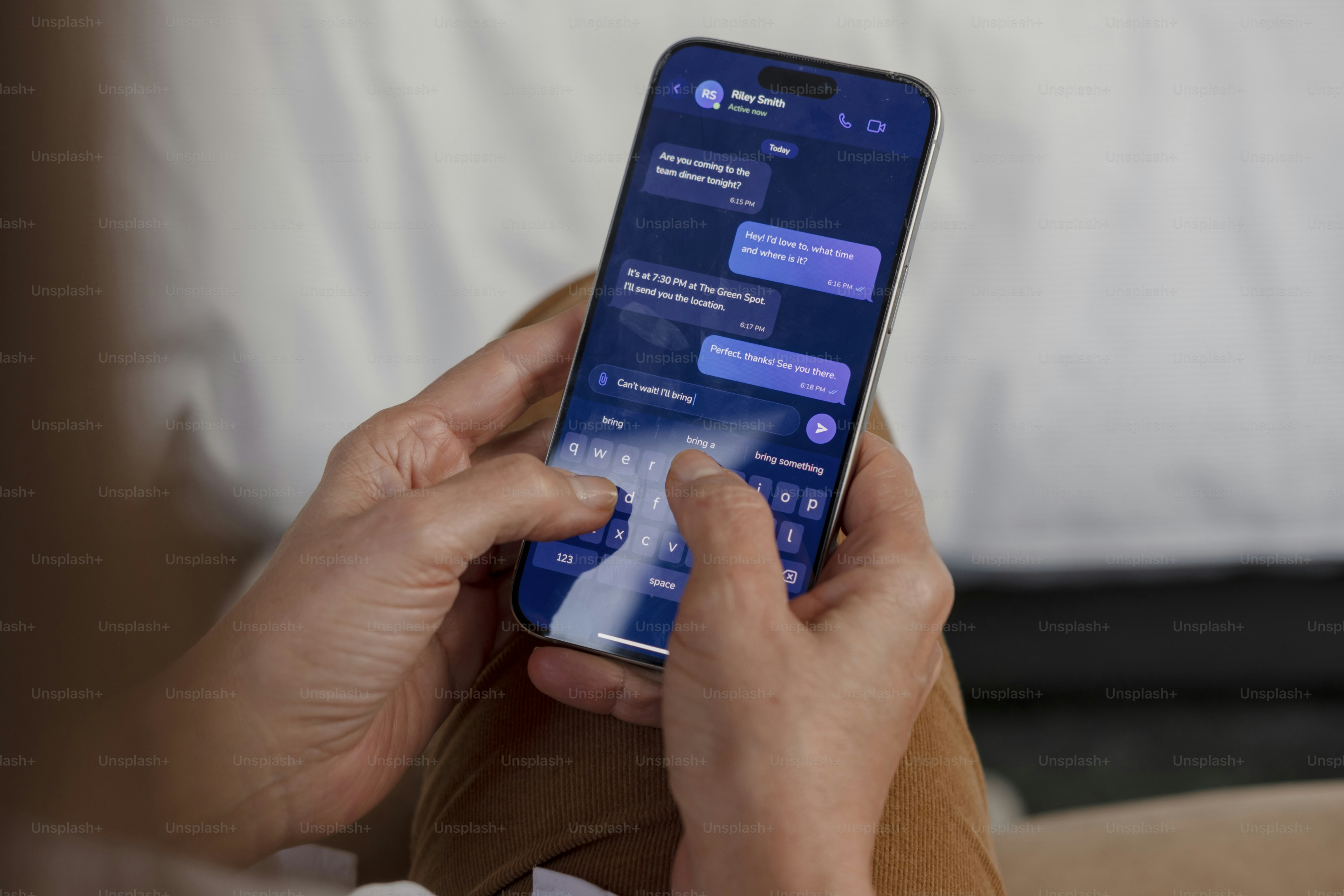 Personne tapant un message sur smartphone en mode sombre