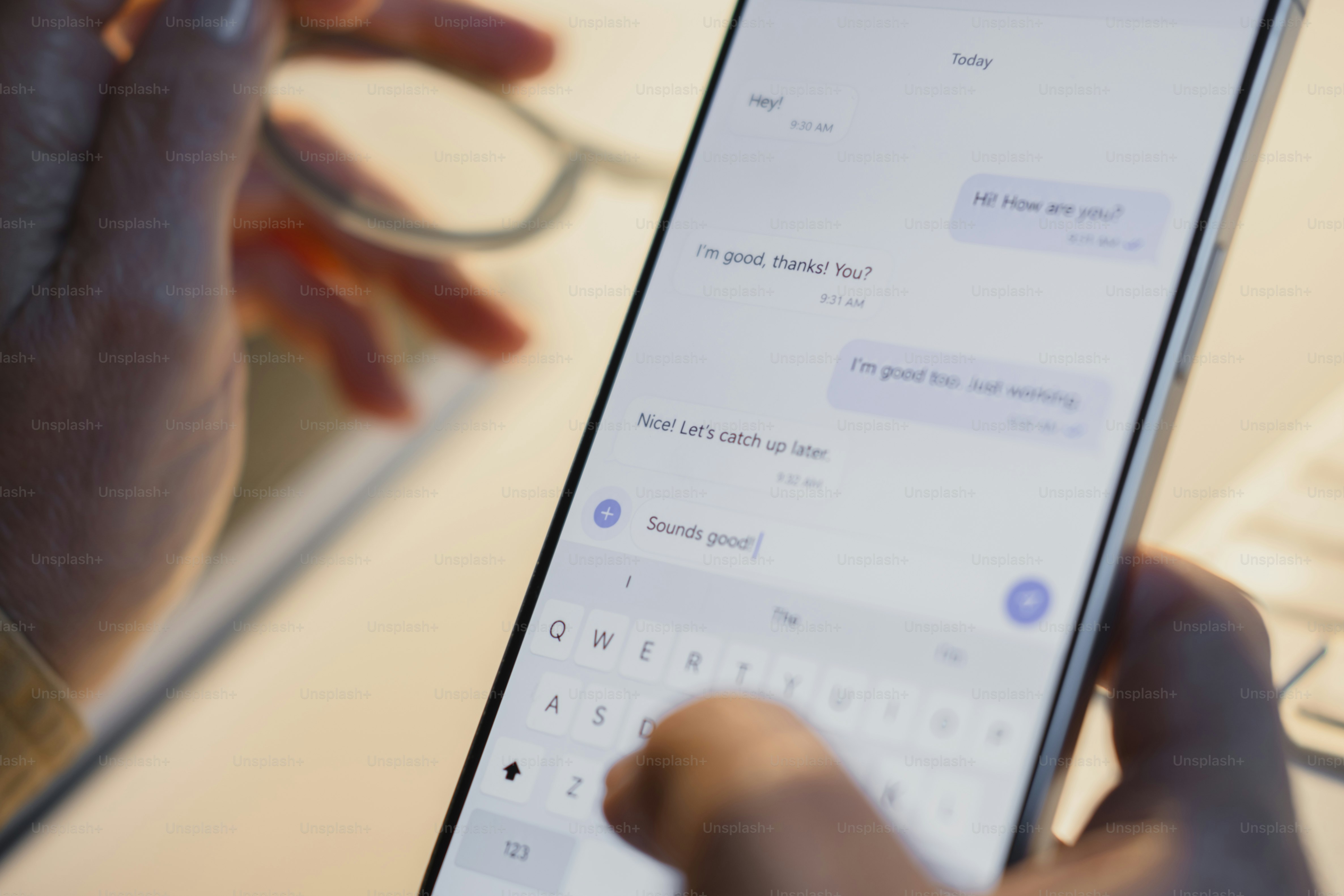 Mains en train de taper un message texte sur un smartphone moderne