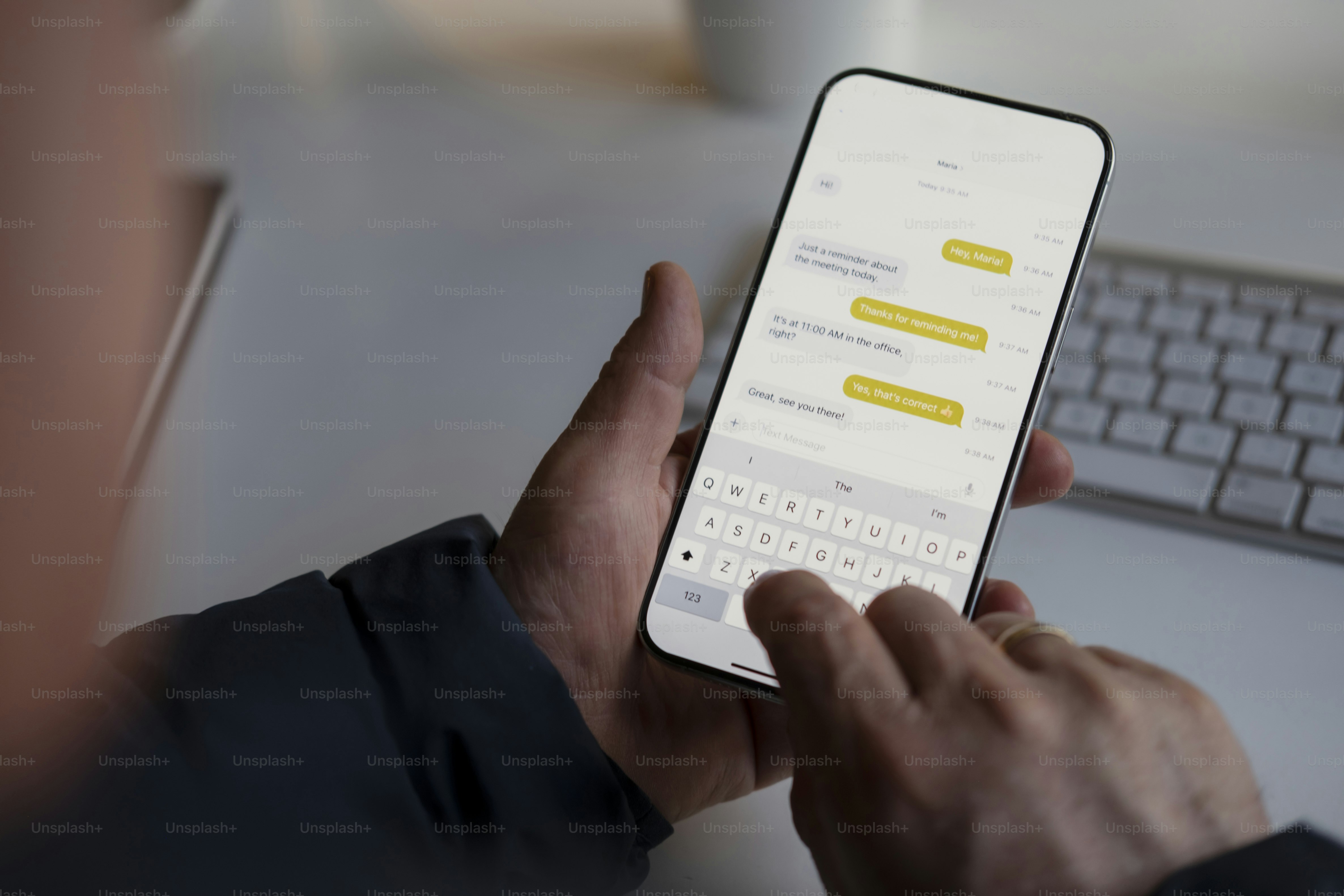 Les mains d’une personne tapant un message sur un smartphone