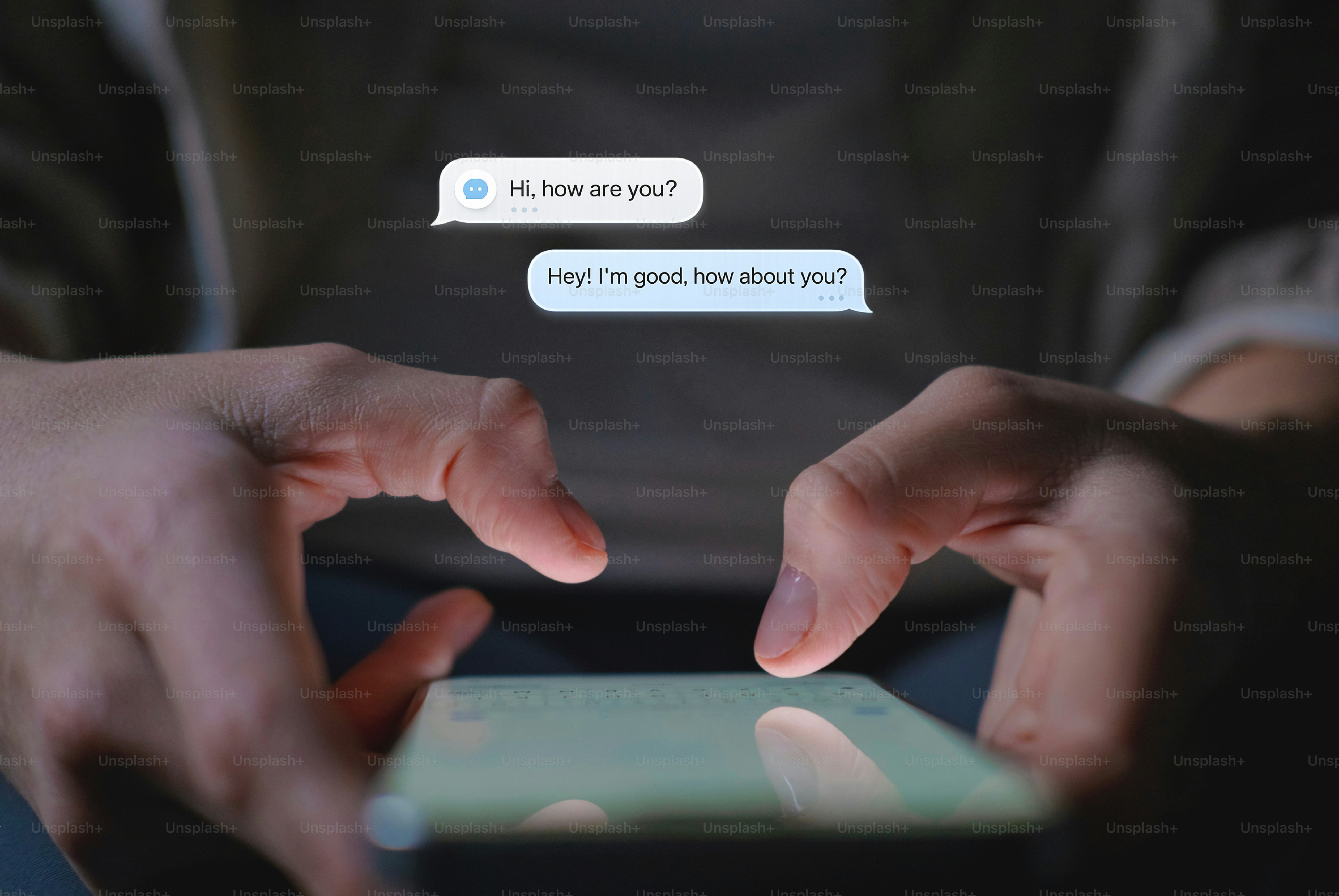 Mains en train de taper sur smartphone affichant une conversation de chat