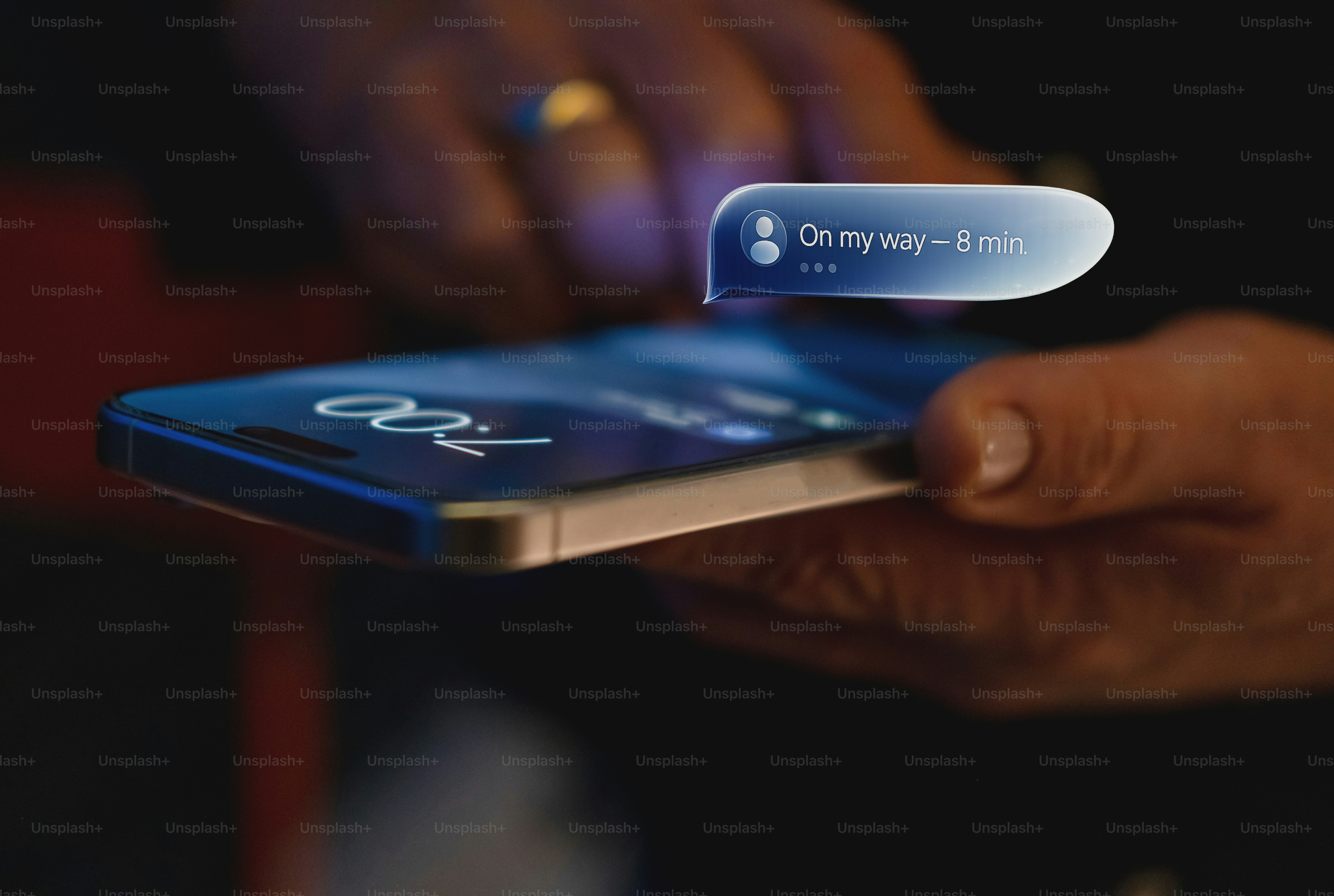 Personne envoyant un message « j’arrive » sur un smartphone