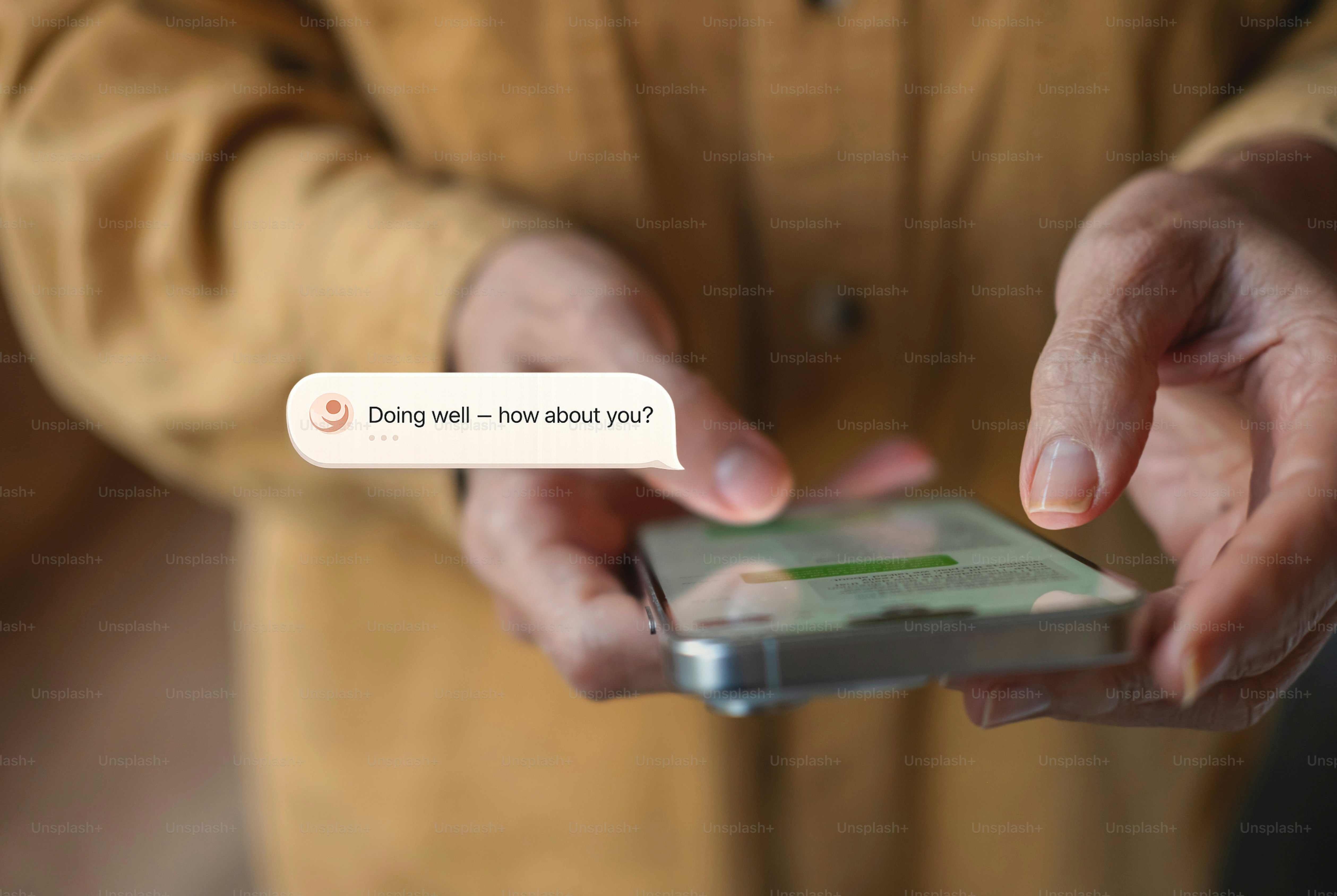Mains tenant un smartphone affichant un message de chat