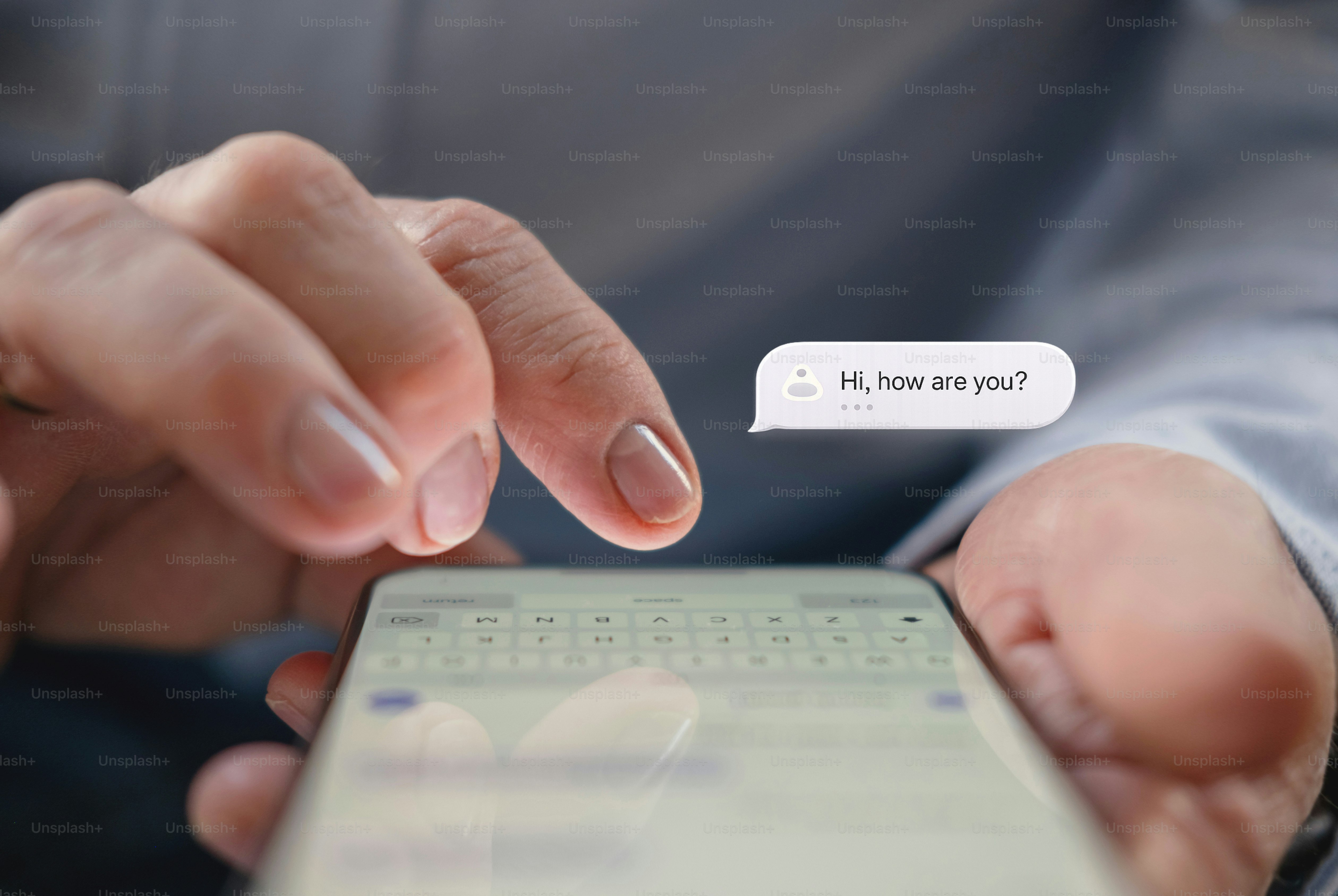 Doigts tapant un message sur l’écran du smartphone