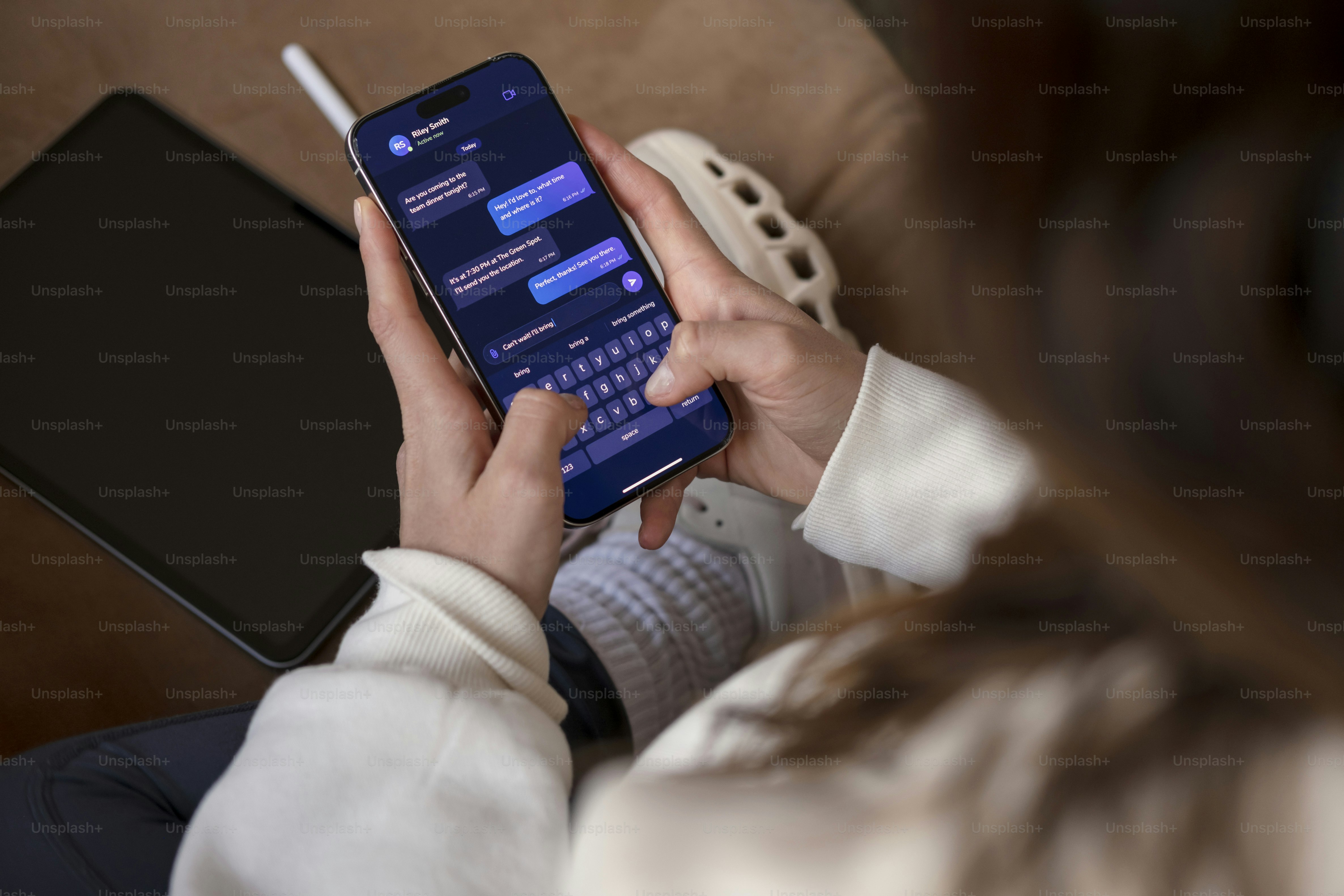 Mains tapant un message sur l’écran du smartphone