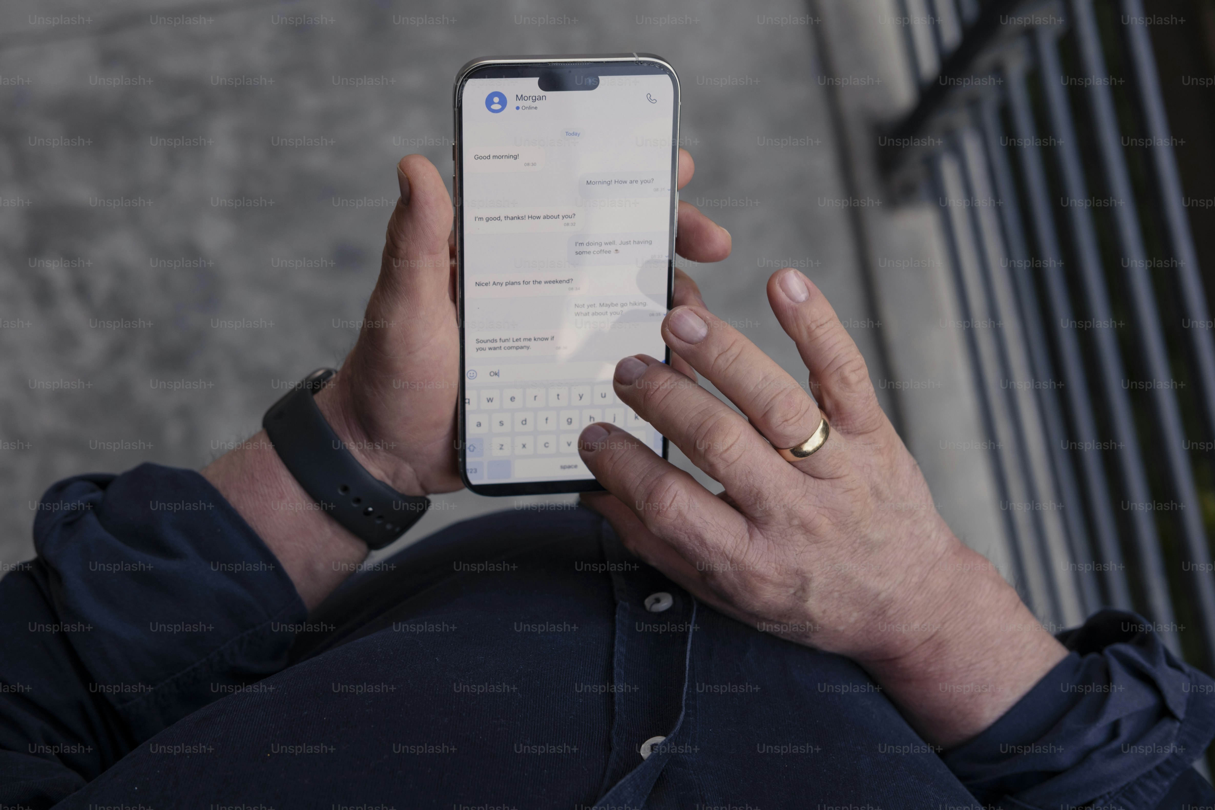 Les mains d’un homme défilant sur un smartphone moderne