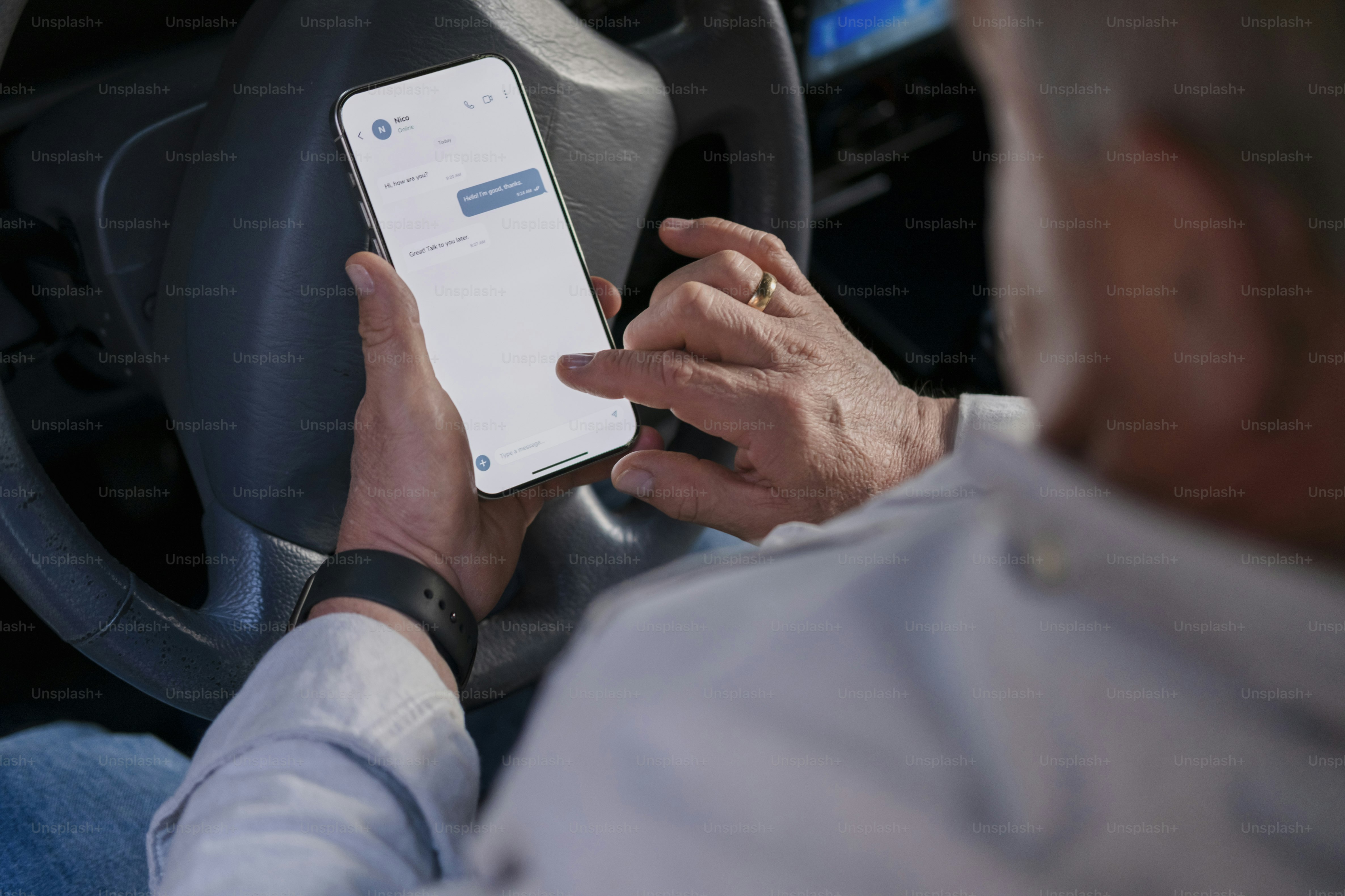 Personne utilisant un smartphone alors qu’elle est assise dans une voiture