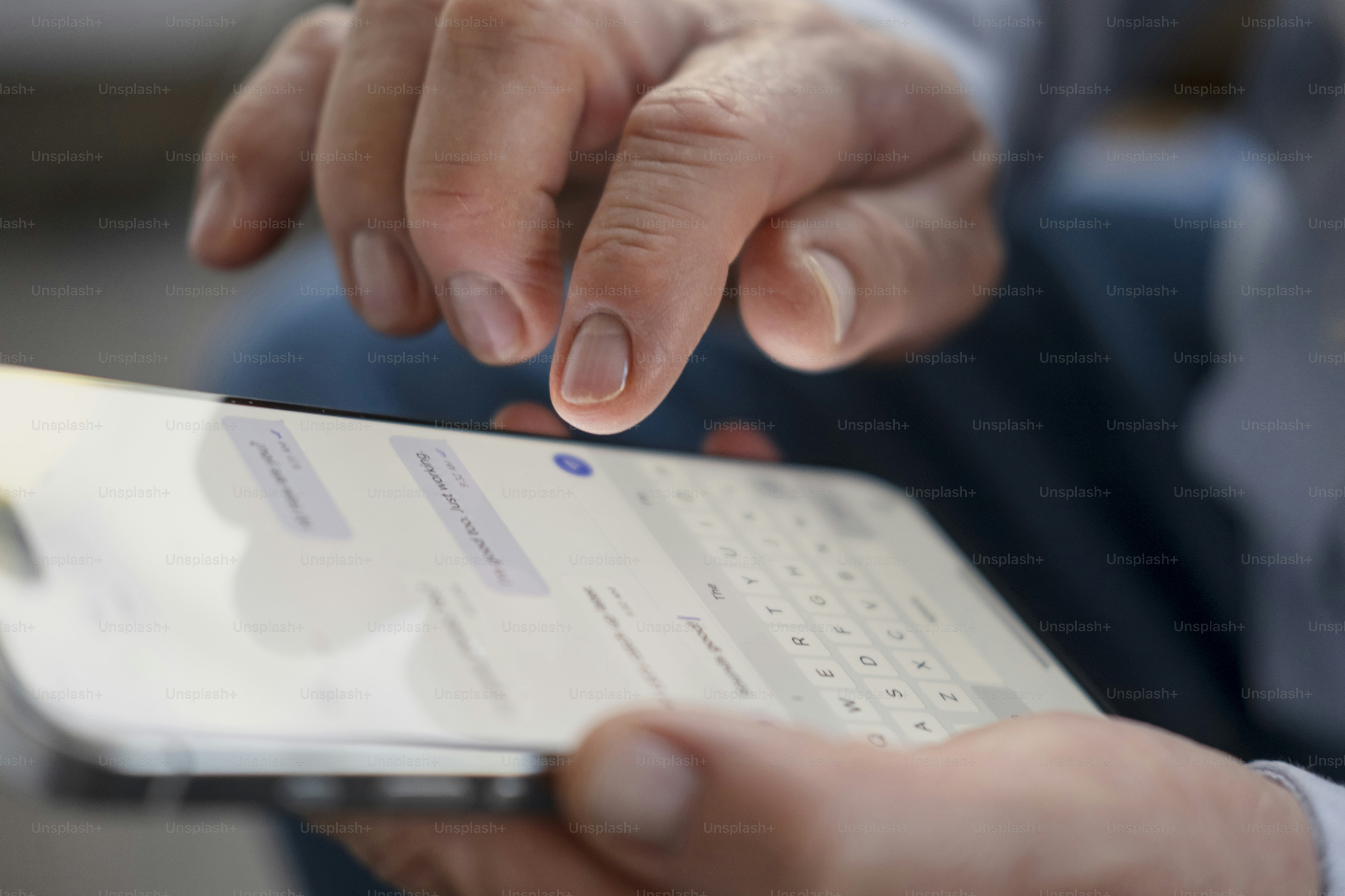 Mains tapant sur l’écran d’un smartphone