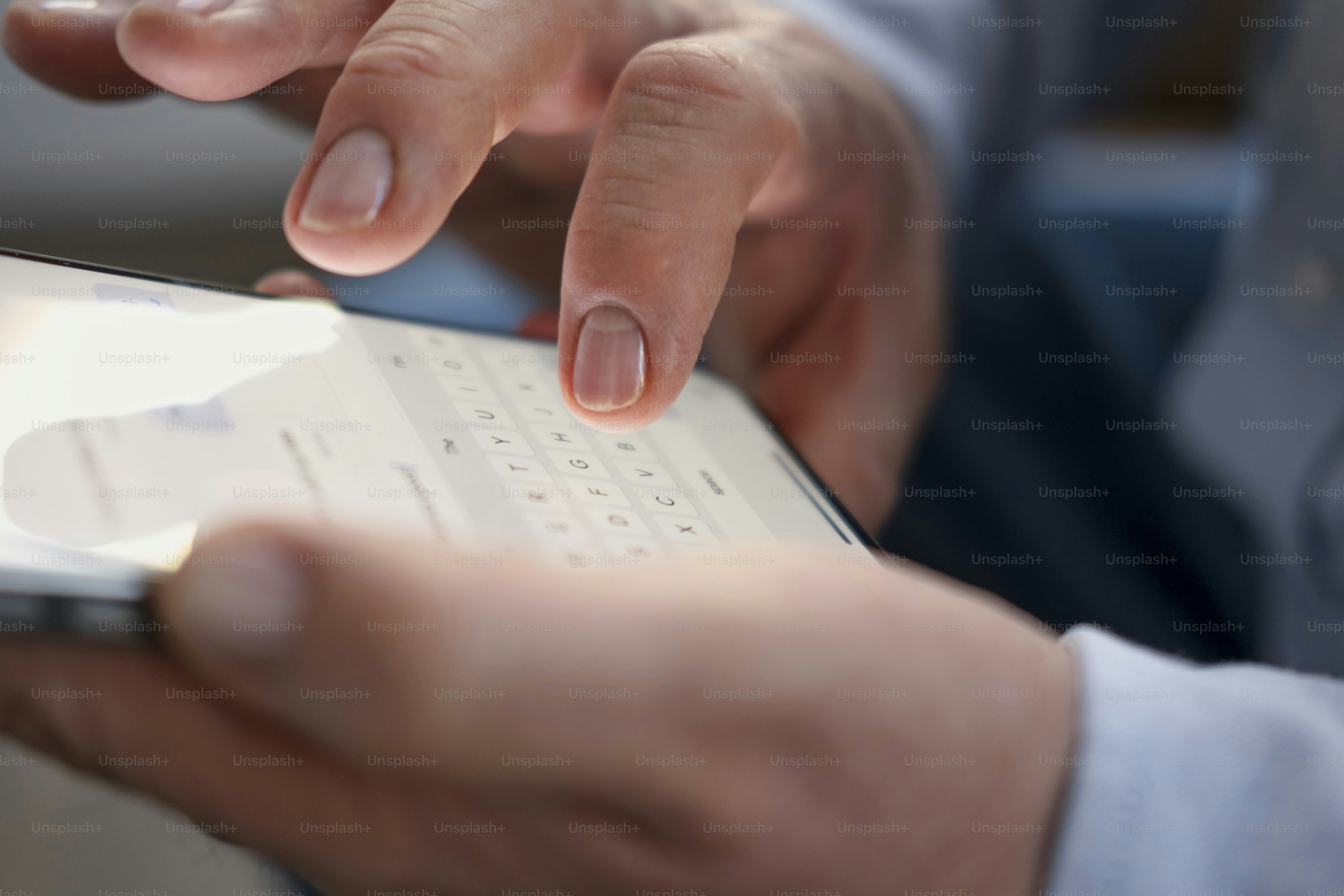 Doigts tapant un message sur l’écran du smartphone