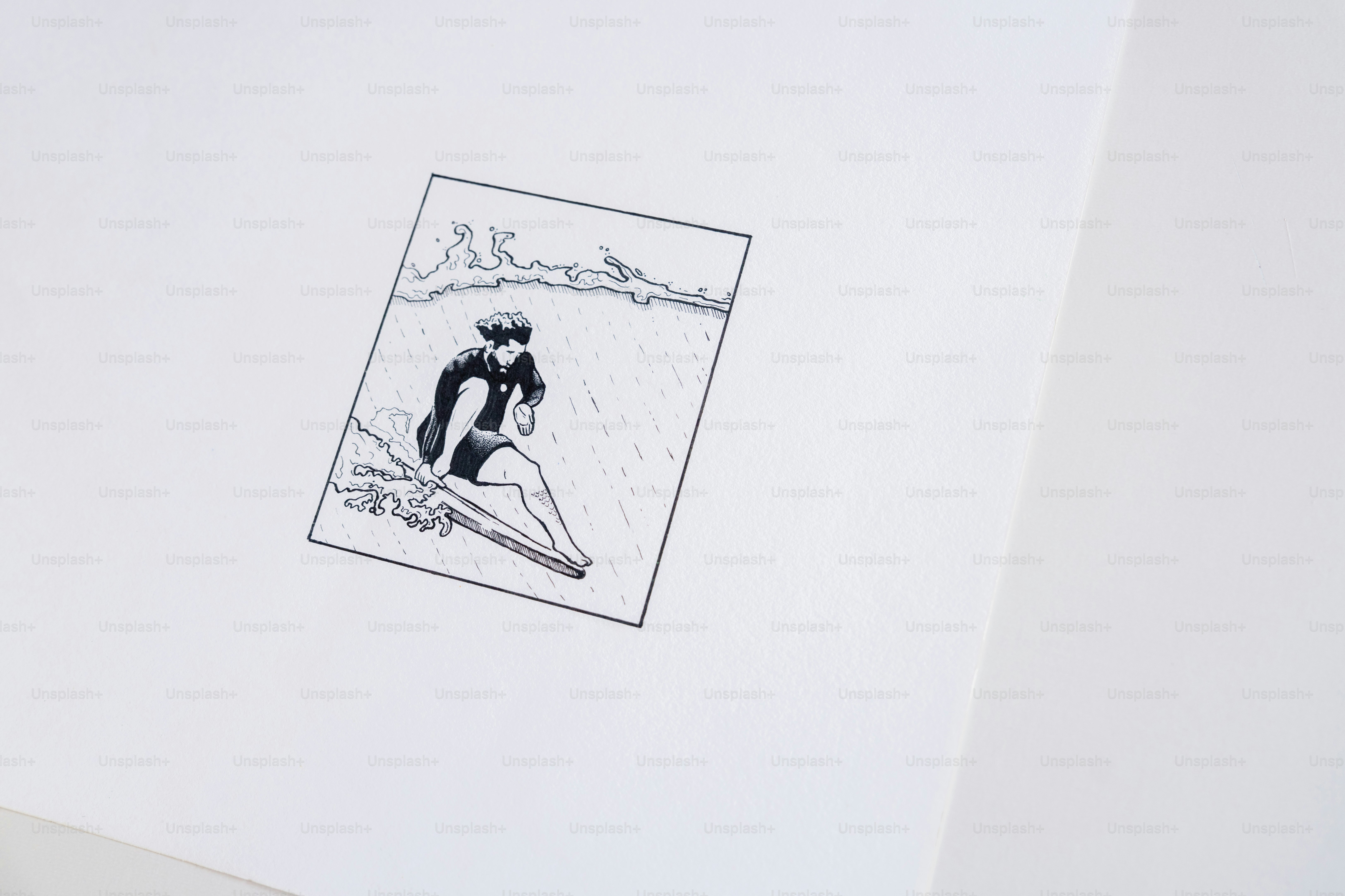 Dessin au trait d’une personne assise dans l’eau, montagnes lointaines