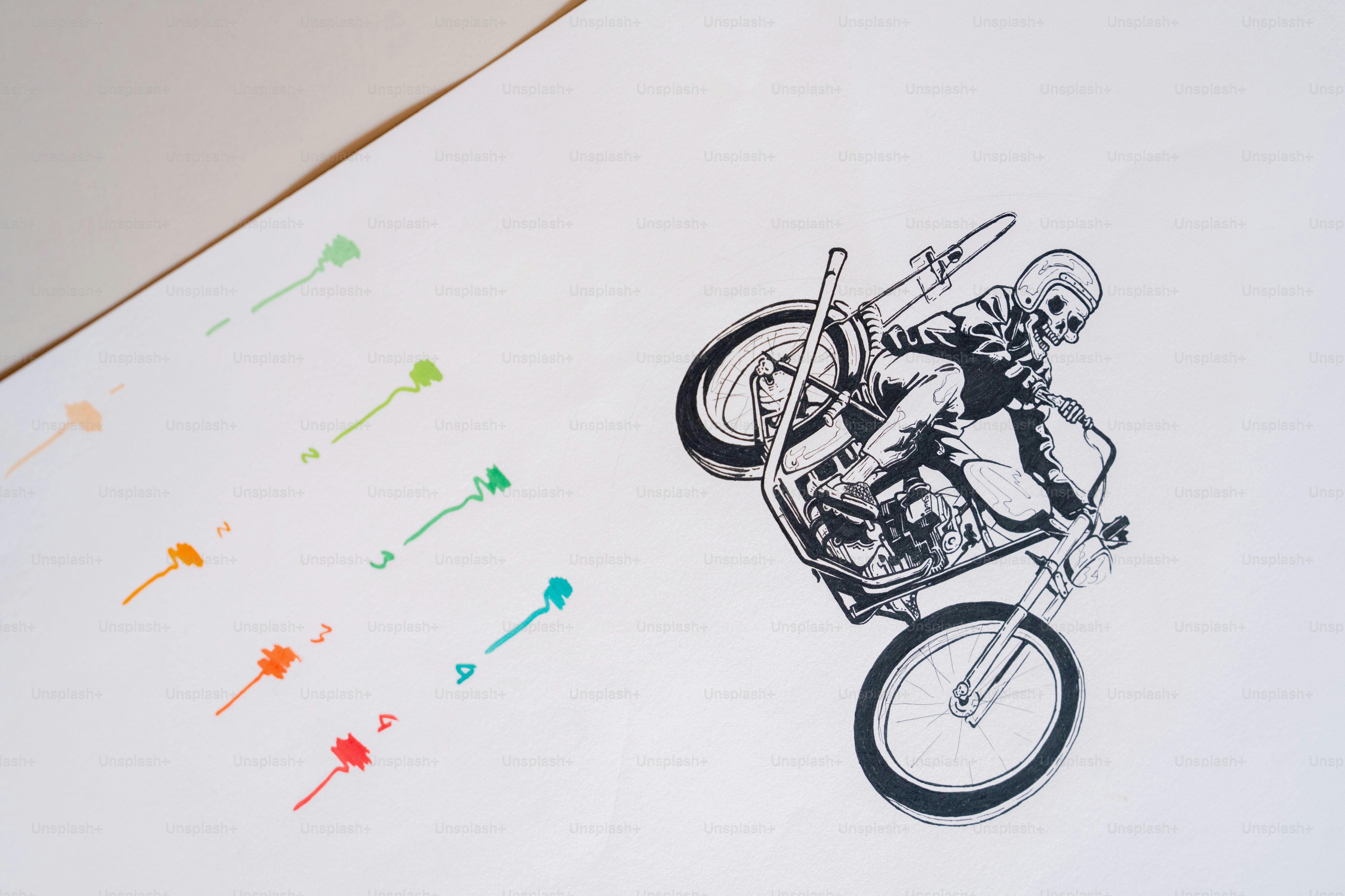 Squelette sur moto dessinant avec des échantillons colorés