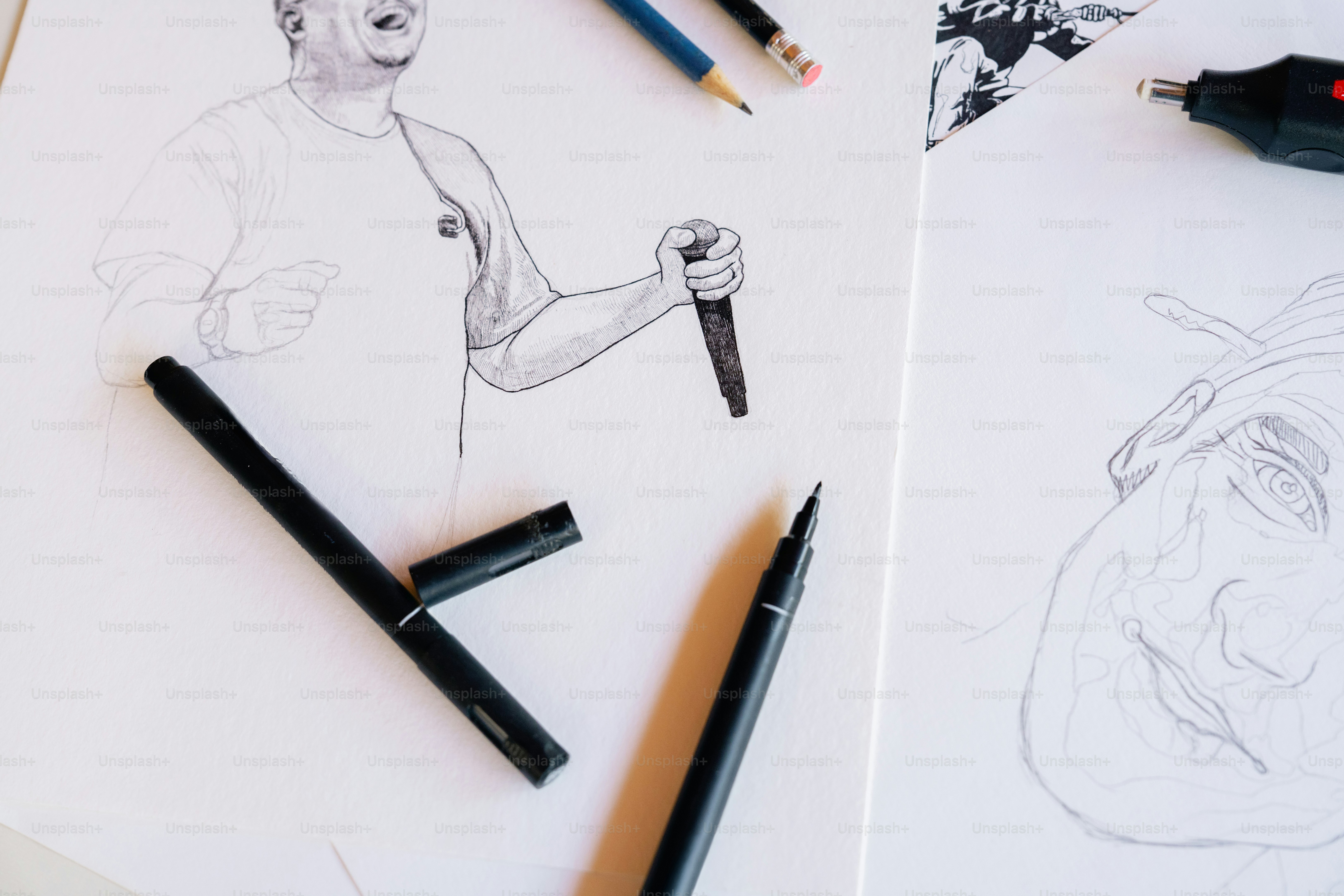 Esboços de uma pessoa e do coração com ferramentas de arte