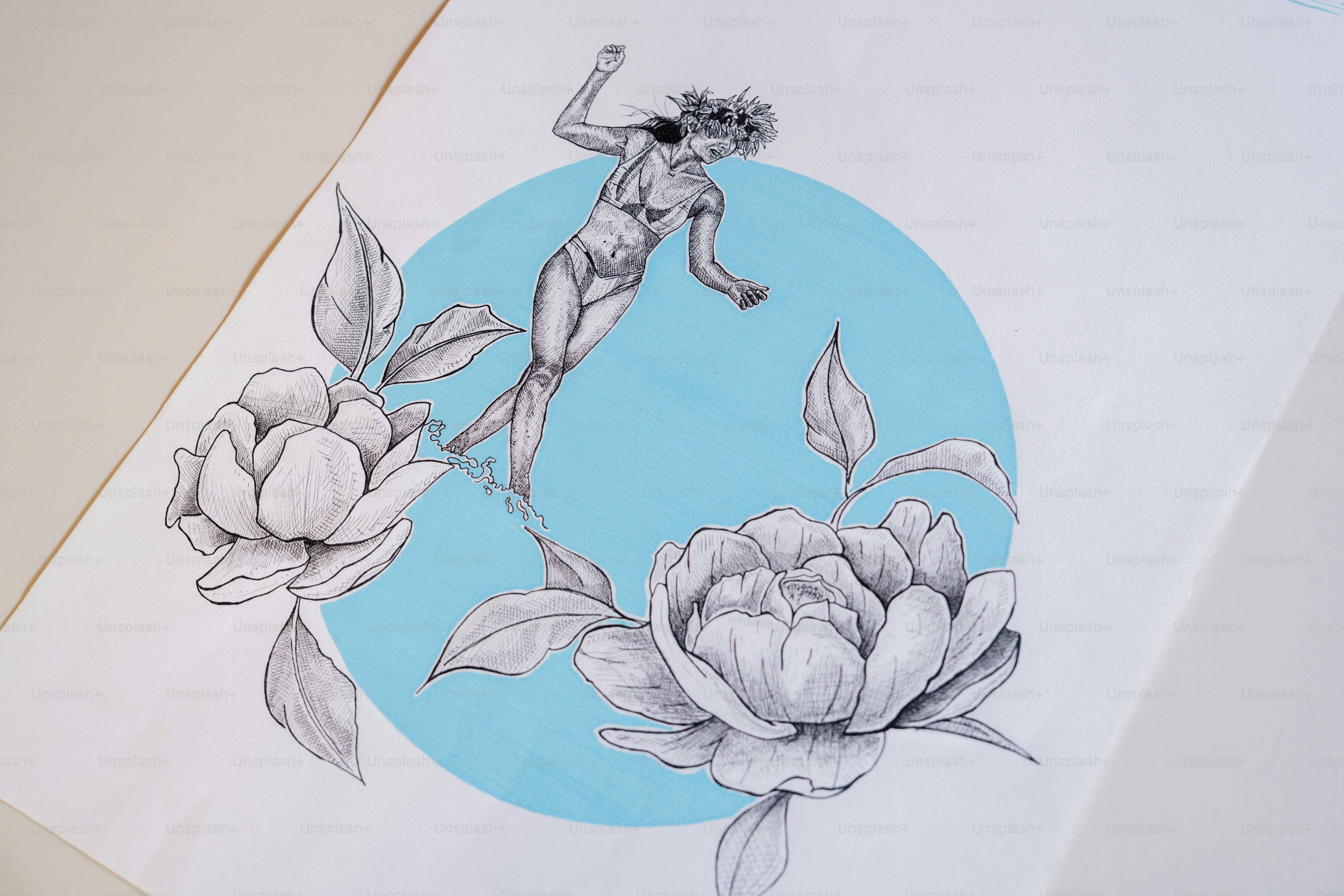 Statue classique dessinée avec cercle bleu et pivoines