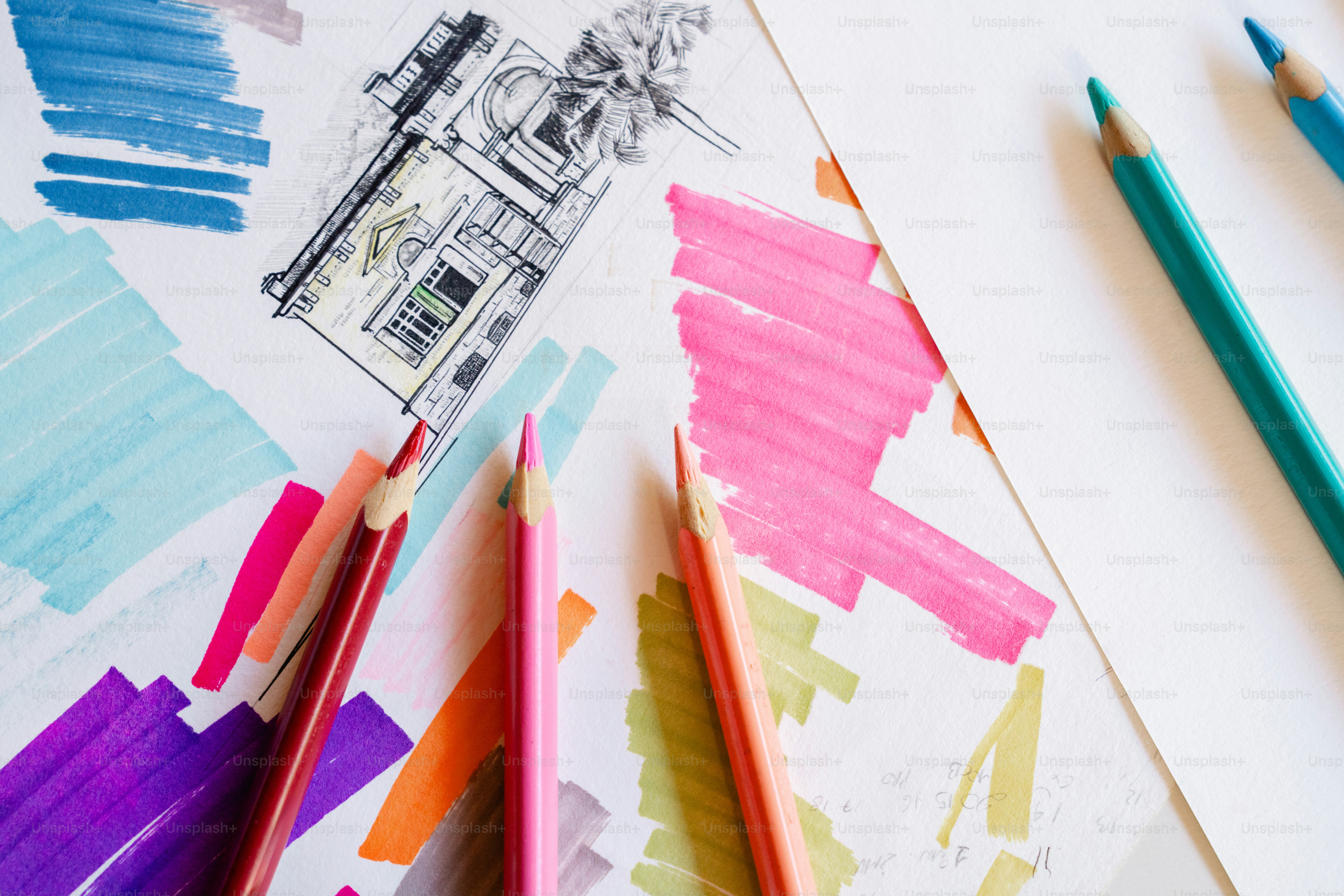 Fournitures artistiques colorées et croquis architecturaux sur papier