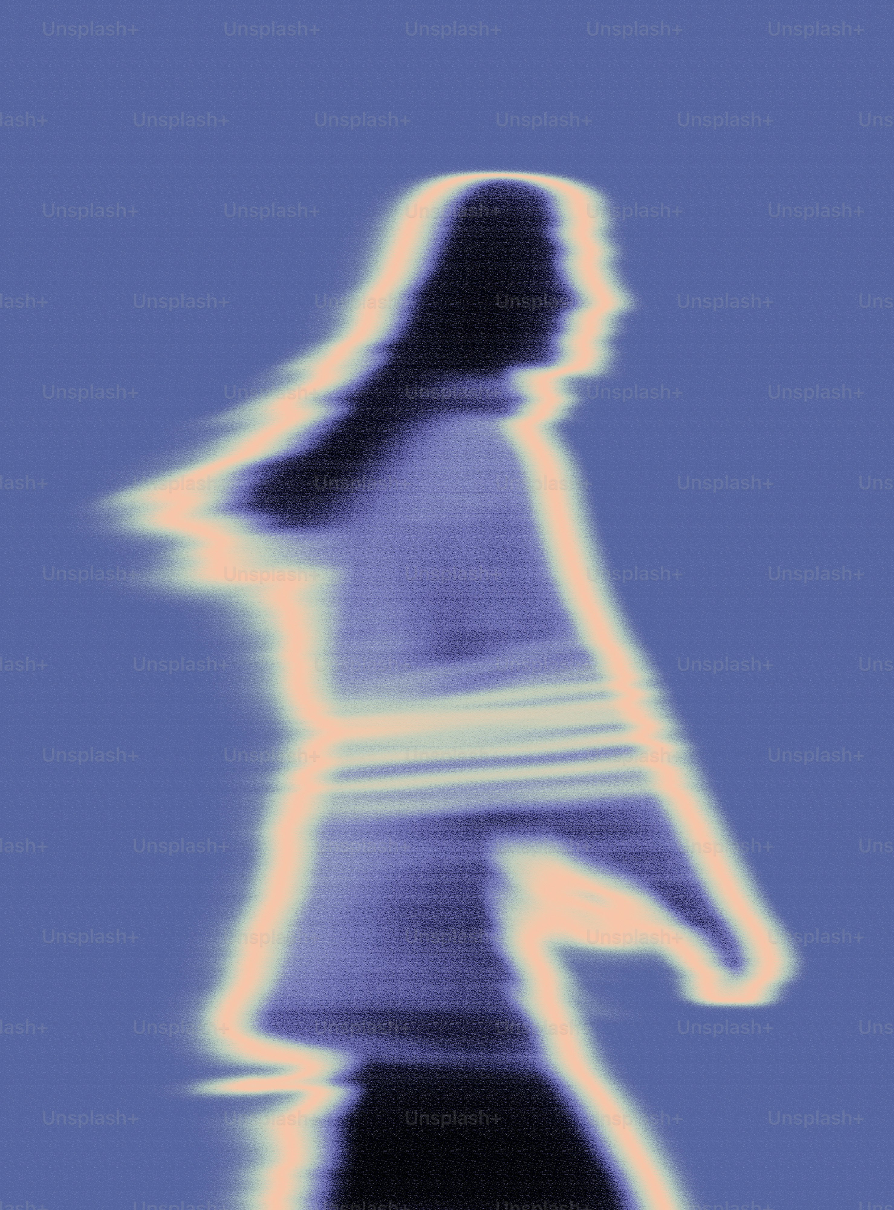 Siluetas luminosas y borrosas de una persona contra azul