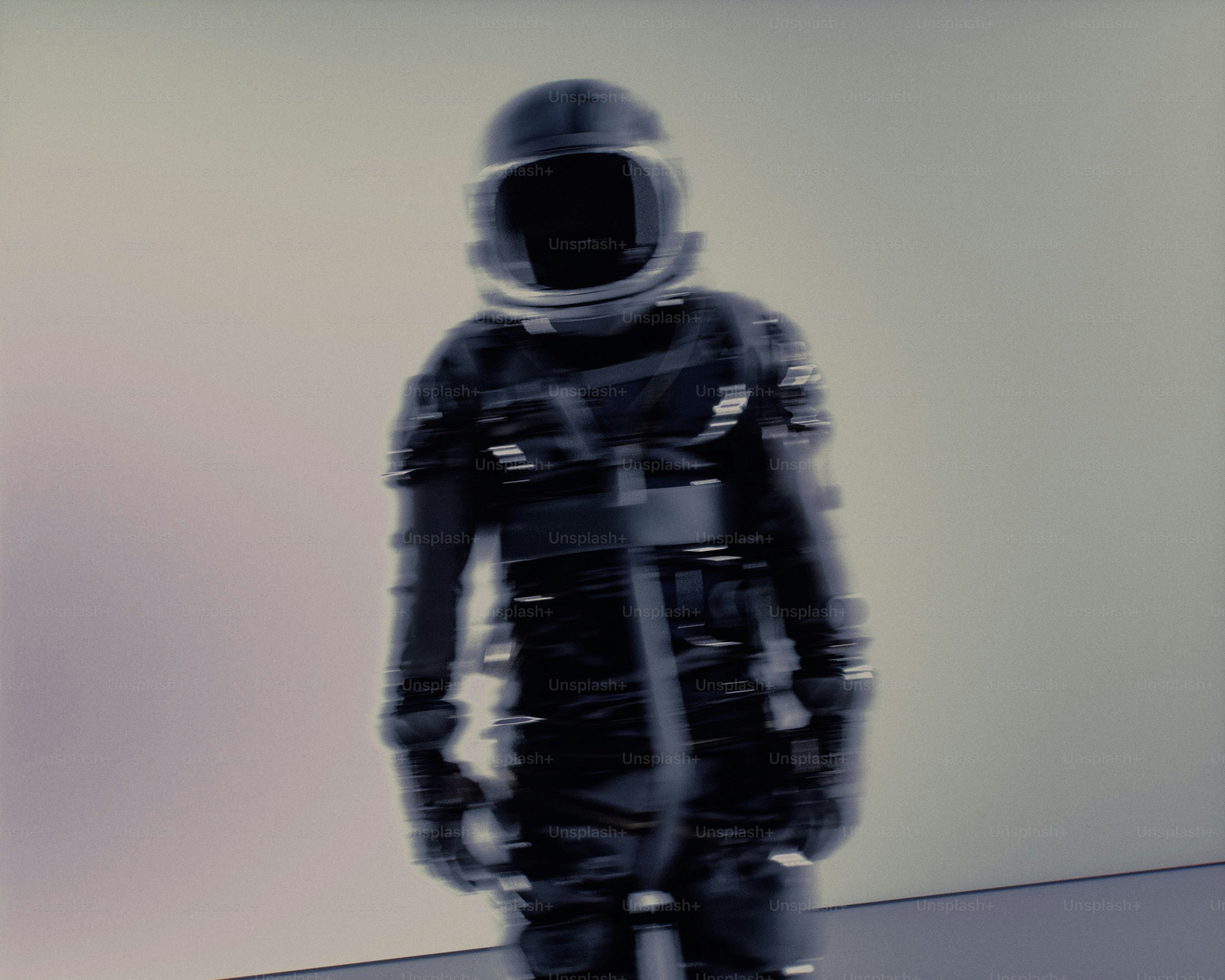 Traje oscuro de astronauta con casco y visor oscuro