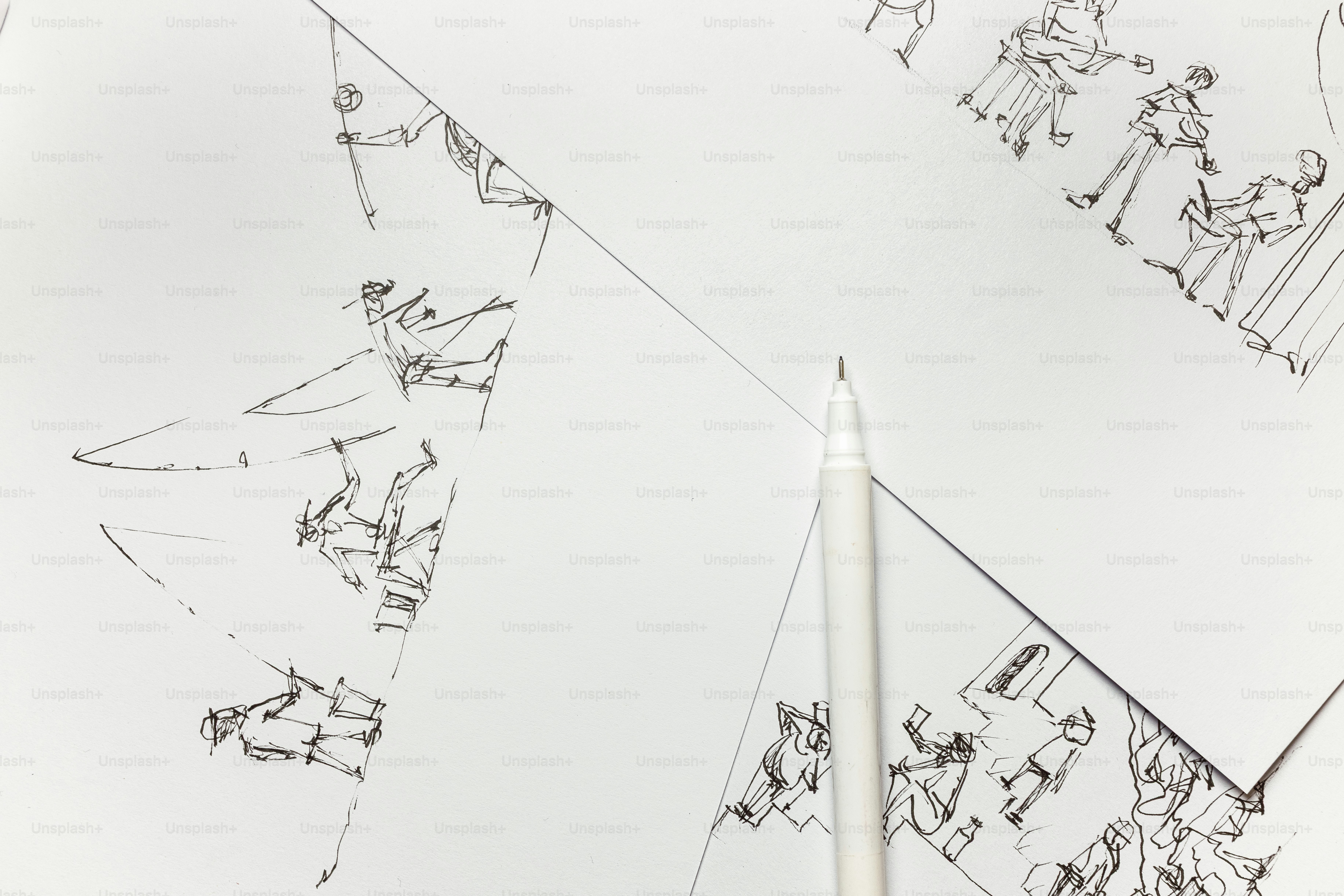 抽象的なスケッチが描かれた紙の上に鉛筆を置く