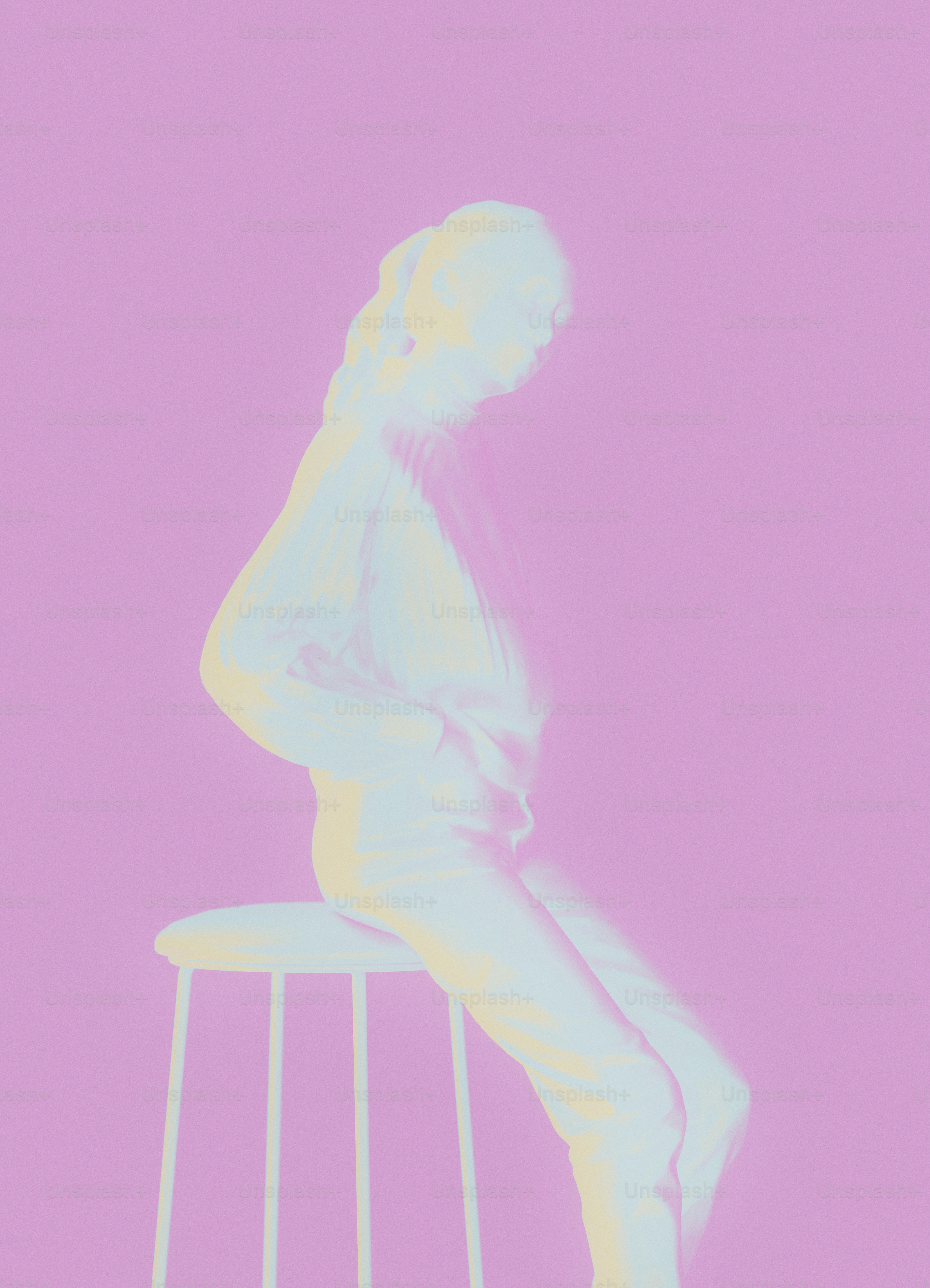 의자에 앉아 있는 신비로운 인물, 분홍색 배경