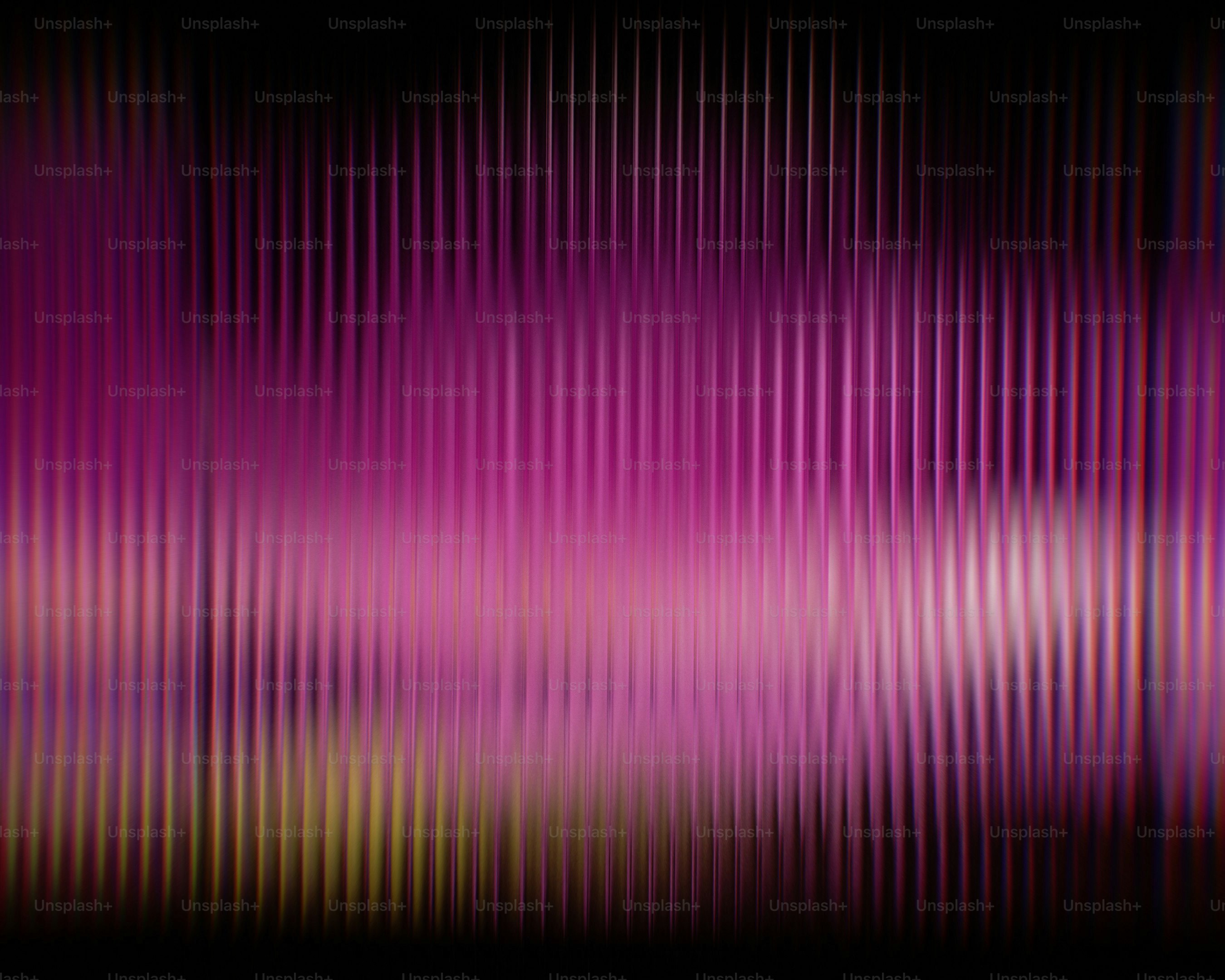 Fundo abstrato com linhas verticais refratadas roxas