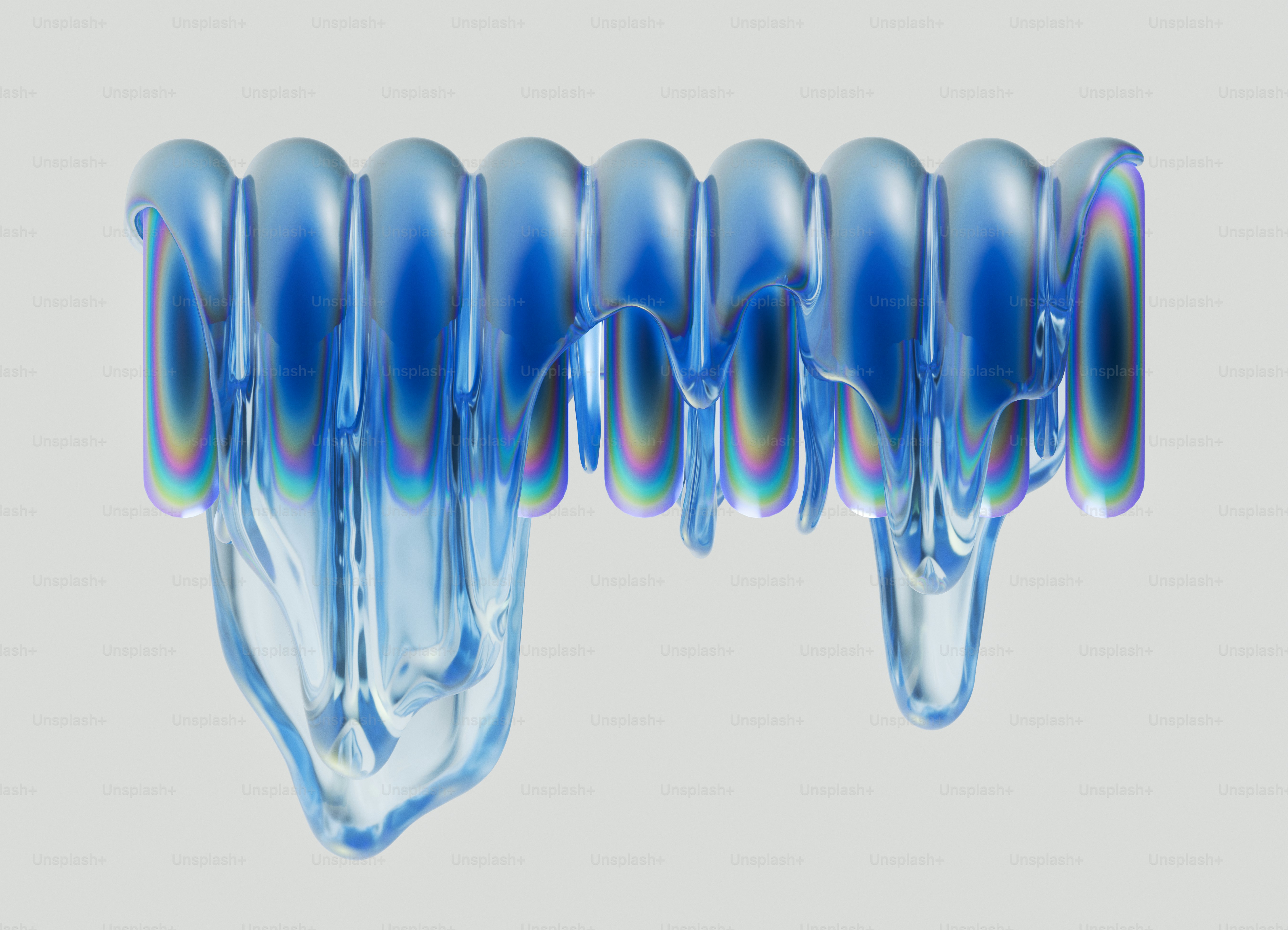 Un liquide irisé bleu dégoulinant sur un fond gris clair uni.