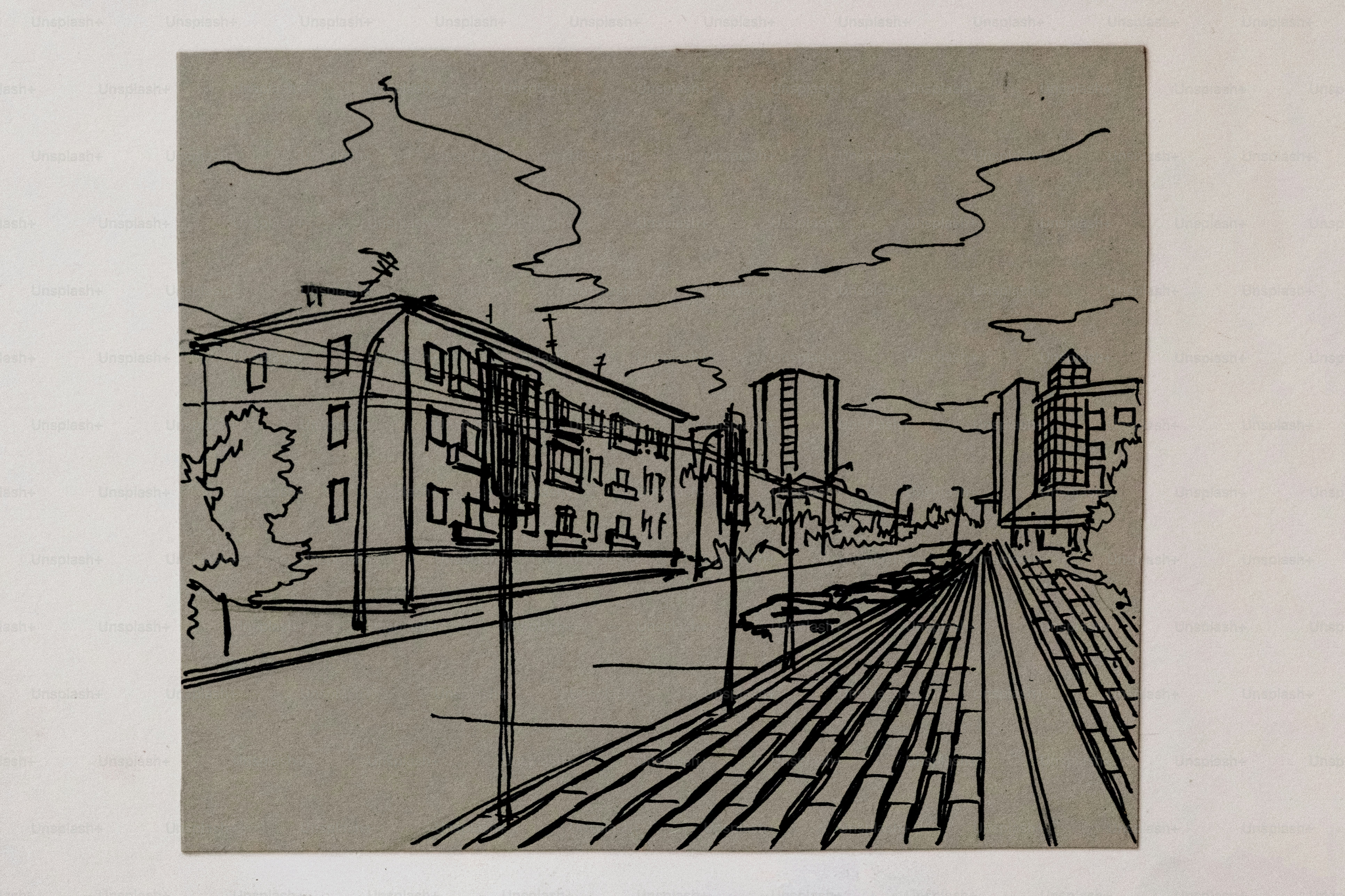 Un croquis à l’encre noire d’une rue de la ville avec des immeubles d’appartements et des trottoirs