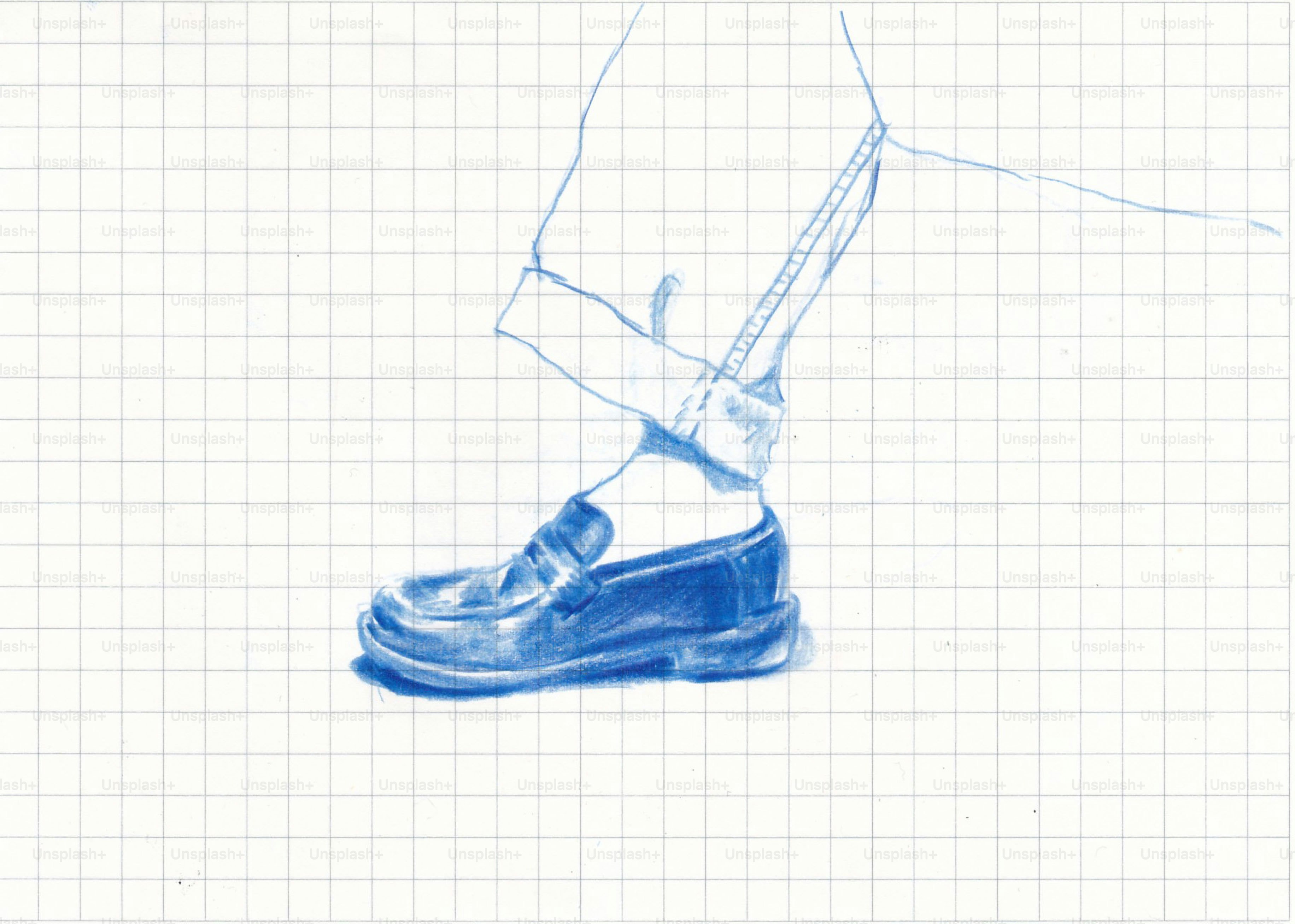 Eine blaue Bleistiftskizze eines aufgezogenen Hosenbeins und eines Loaferschuhs