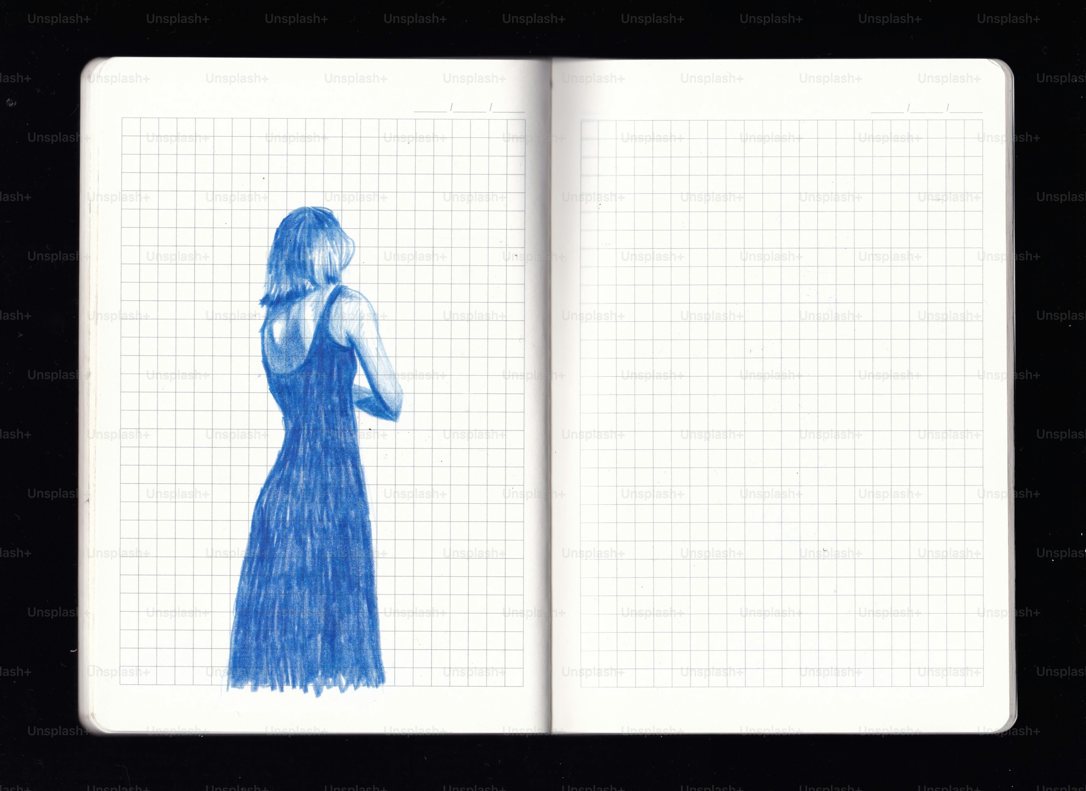 Eine blaue Tuschezeichnung einer Frau in einem Kleid auf Rasterpapier