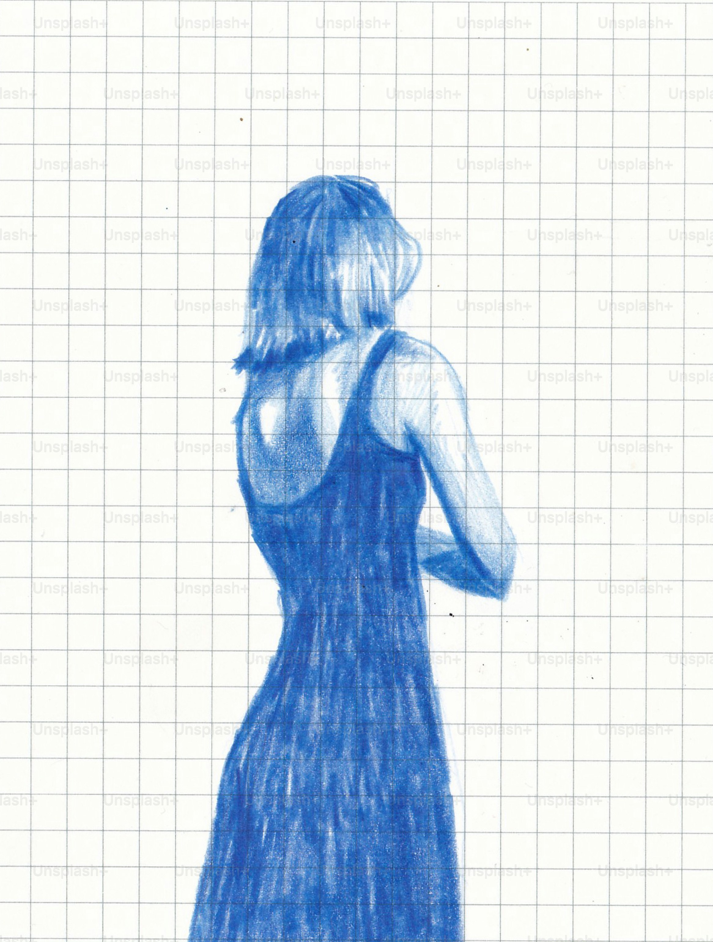 Eine blaue Bleistiftzeichnung einer Frau im Kleid auf Rasterpapier