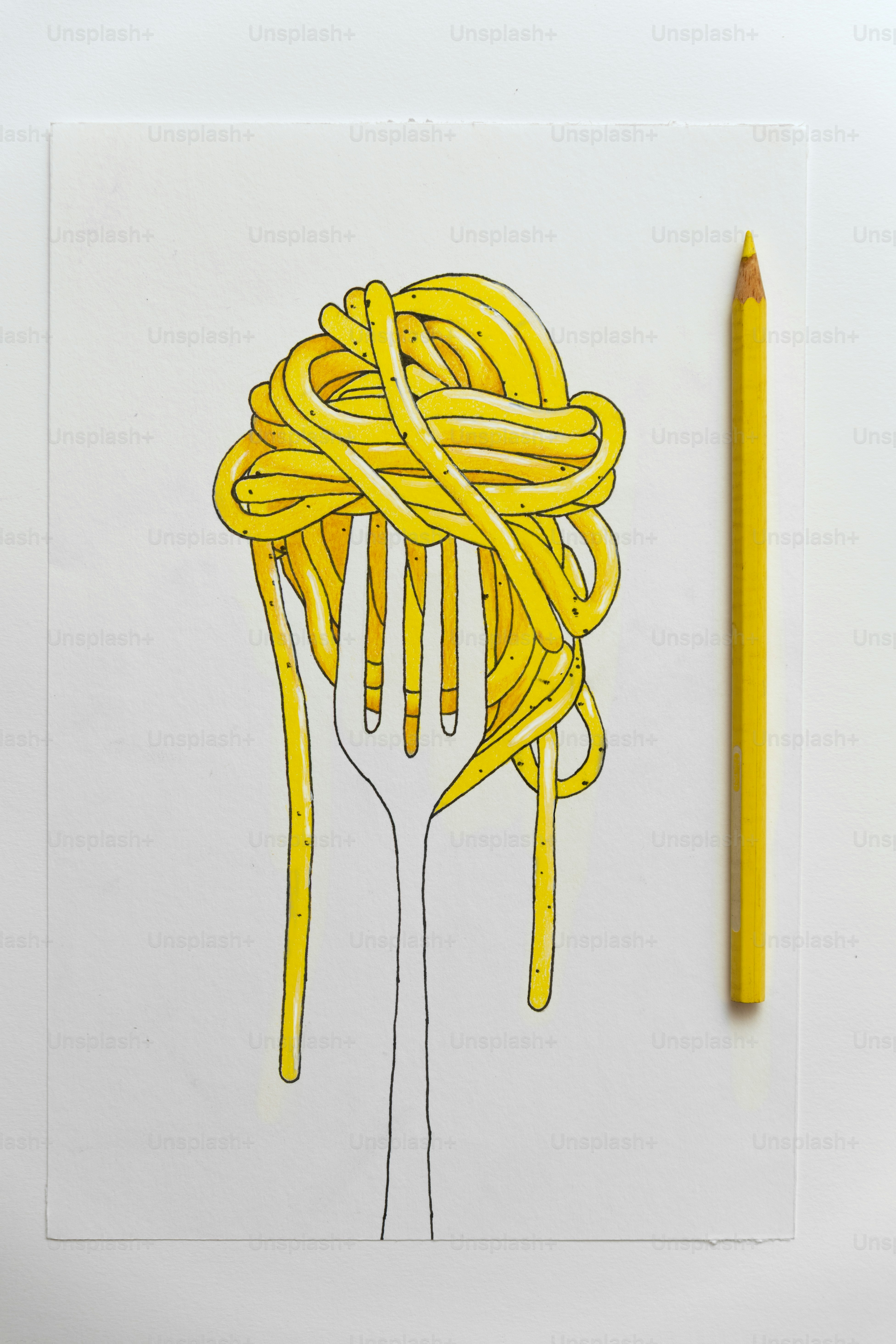 Um desenho de espaguete amarelo em um garfo ao lado de um lápis amarelo