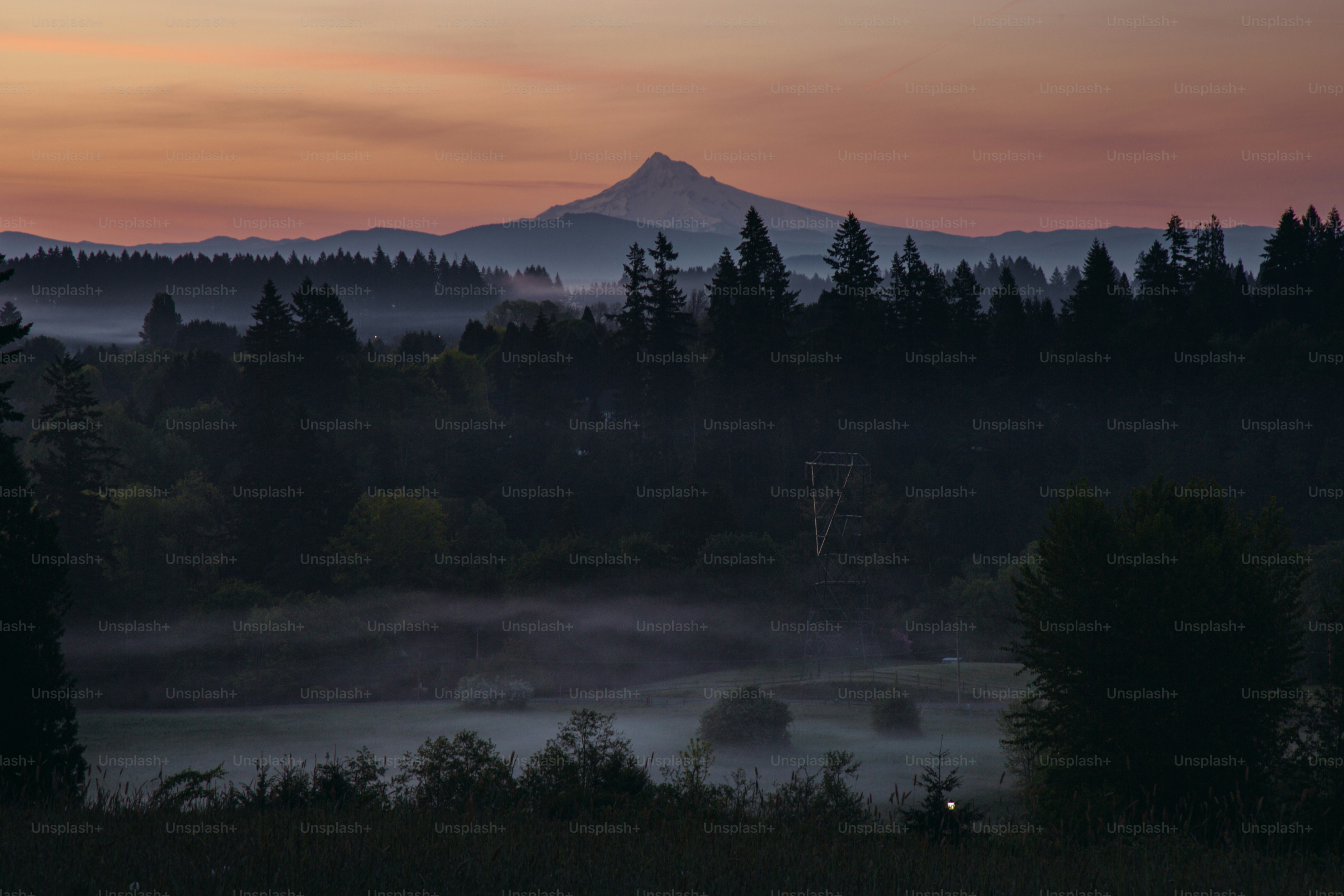 Sommersonnenaufgang über dem Mount Hood im pazifischen Nordwesten, aufgenommen aus Vancouver, WA