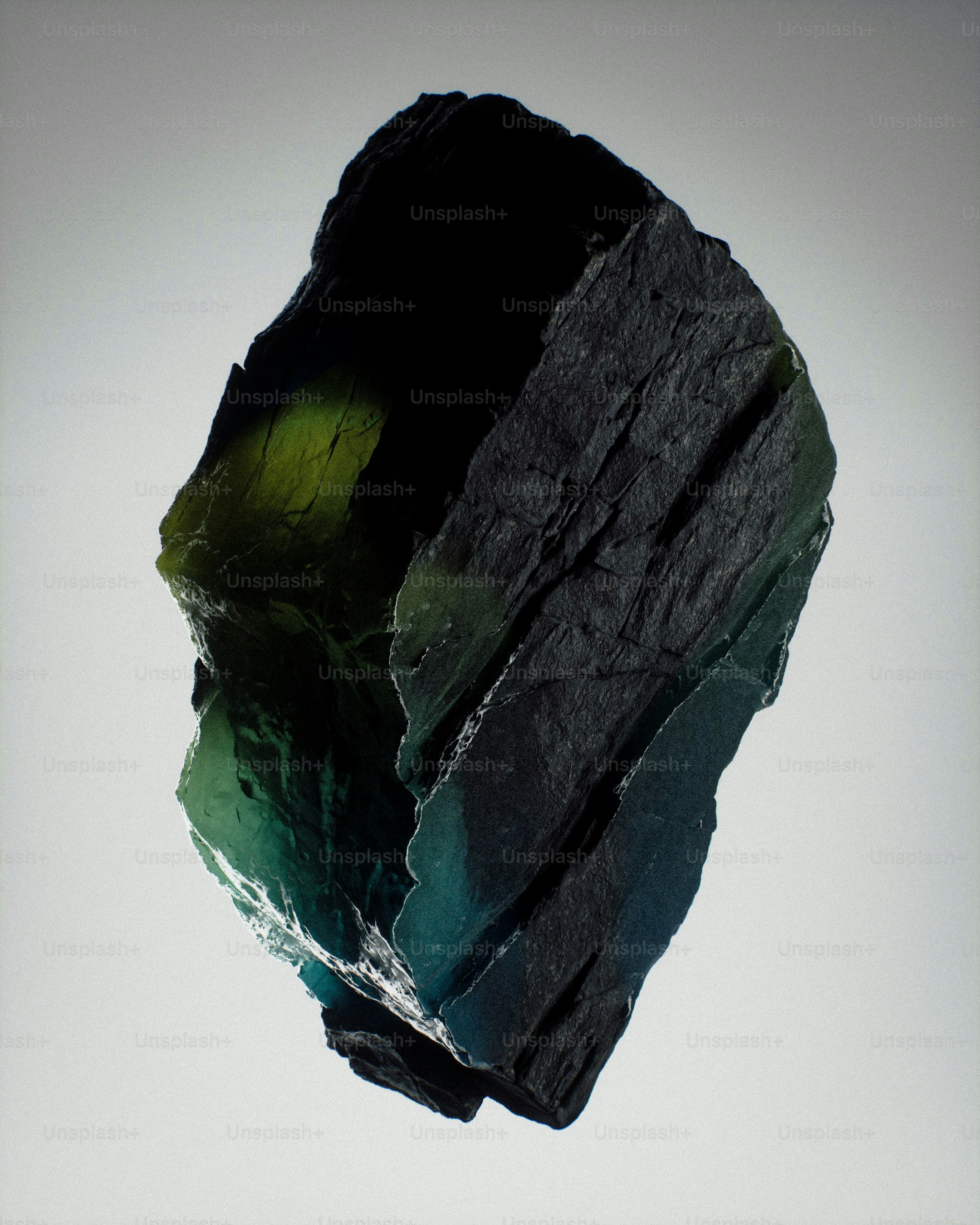 Una roca dentada de color verde oscuro con bordes translúcidos sobre un fondo gris claro
