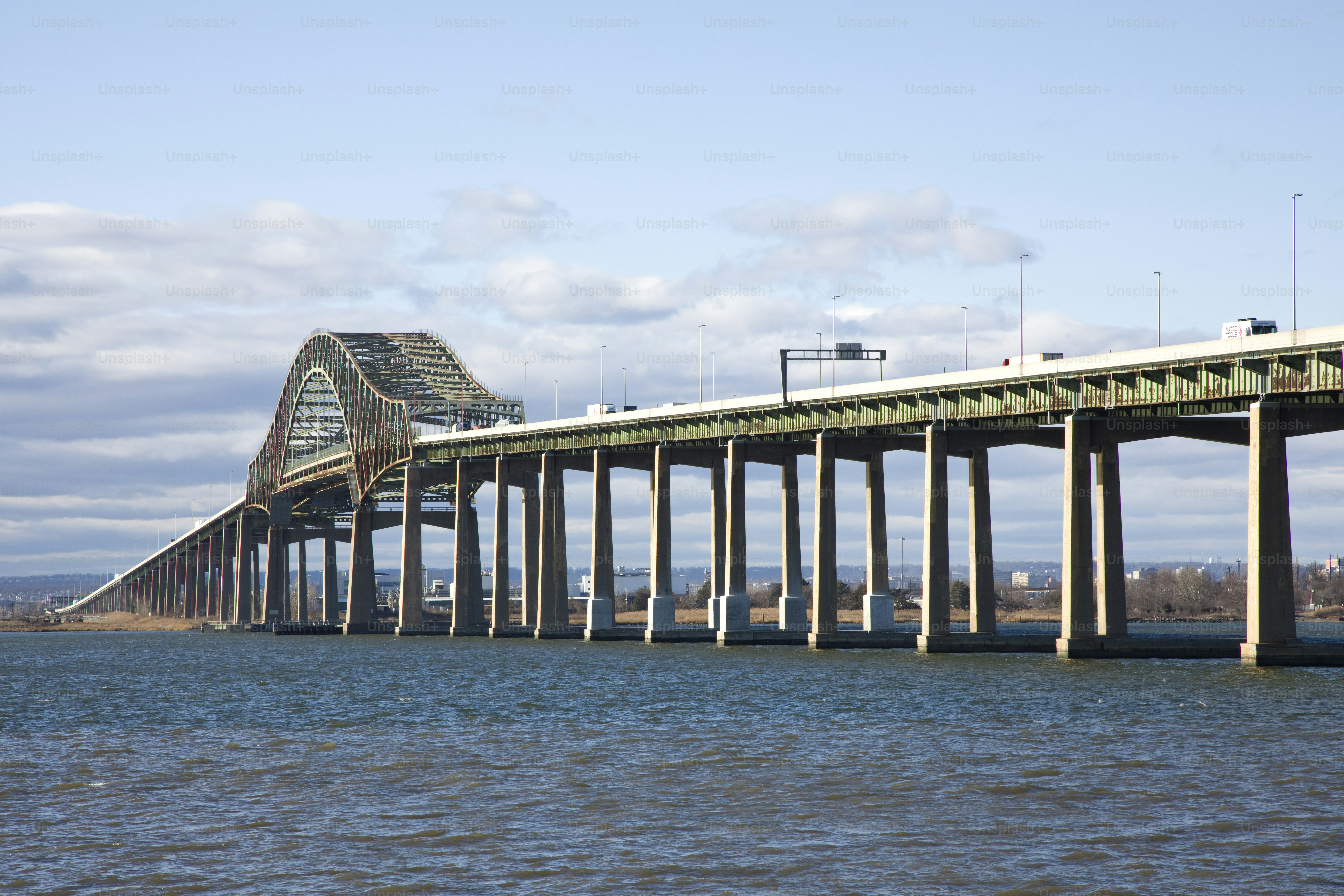 Jembatan dari Newark New Jersey ke Bayonne New Jersey, menghadap ke barat menuju Newark