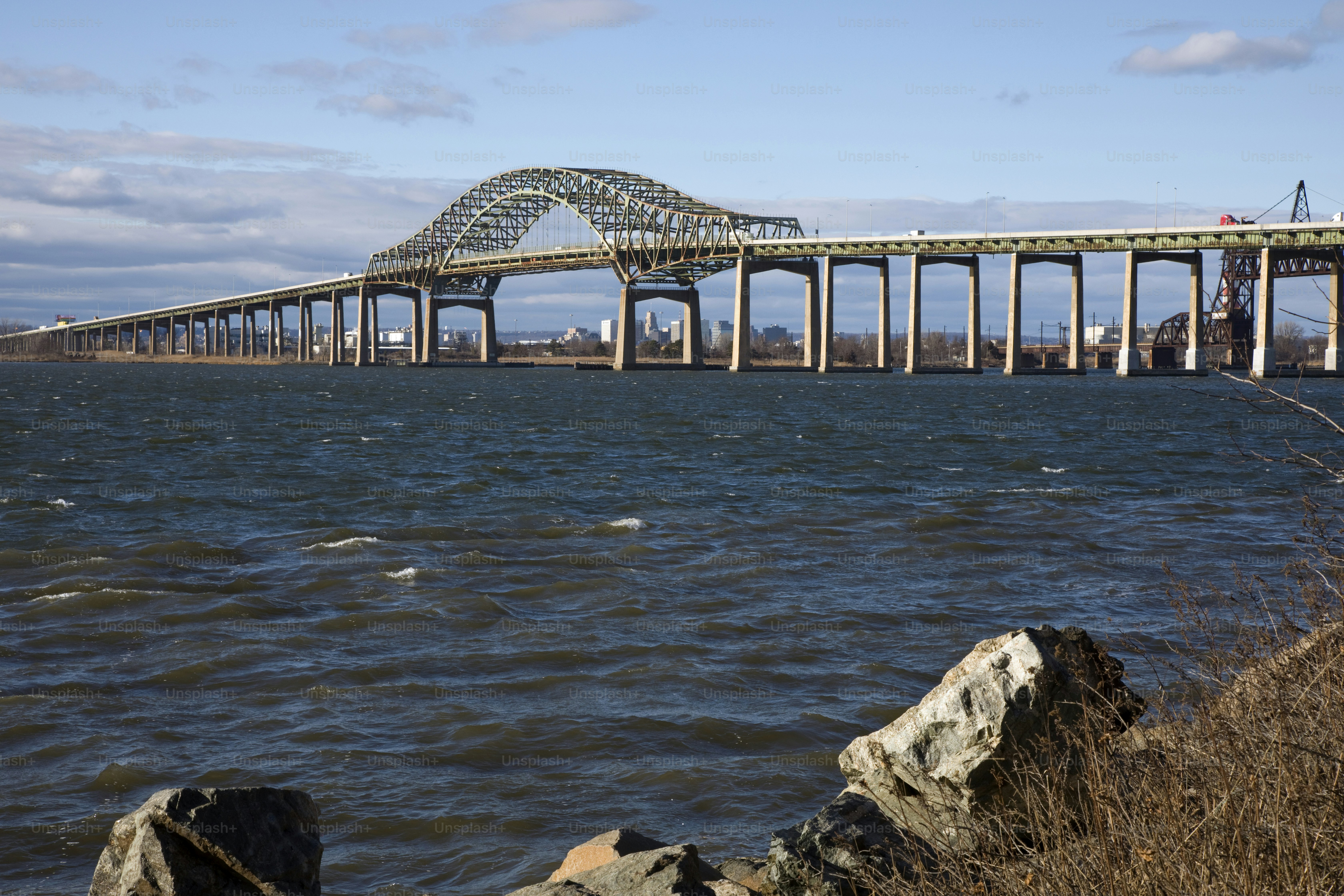 Jembatan dari Newark New Jersey ke Bayonne New Jersey, menghadap ke barat menuju Newark