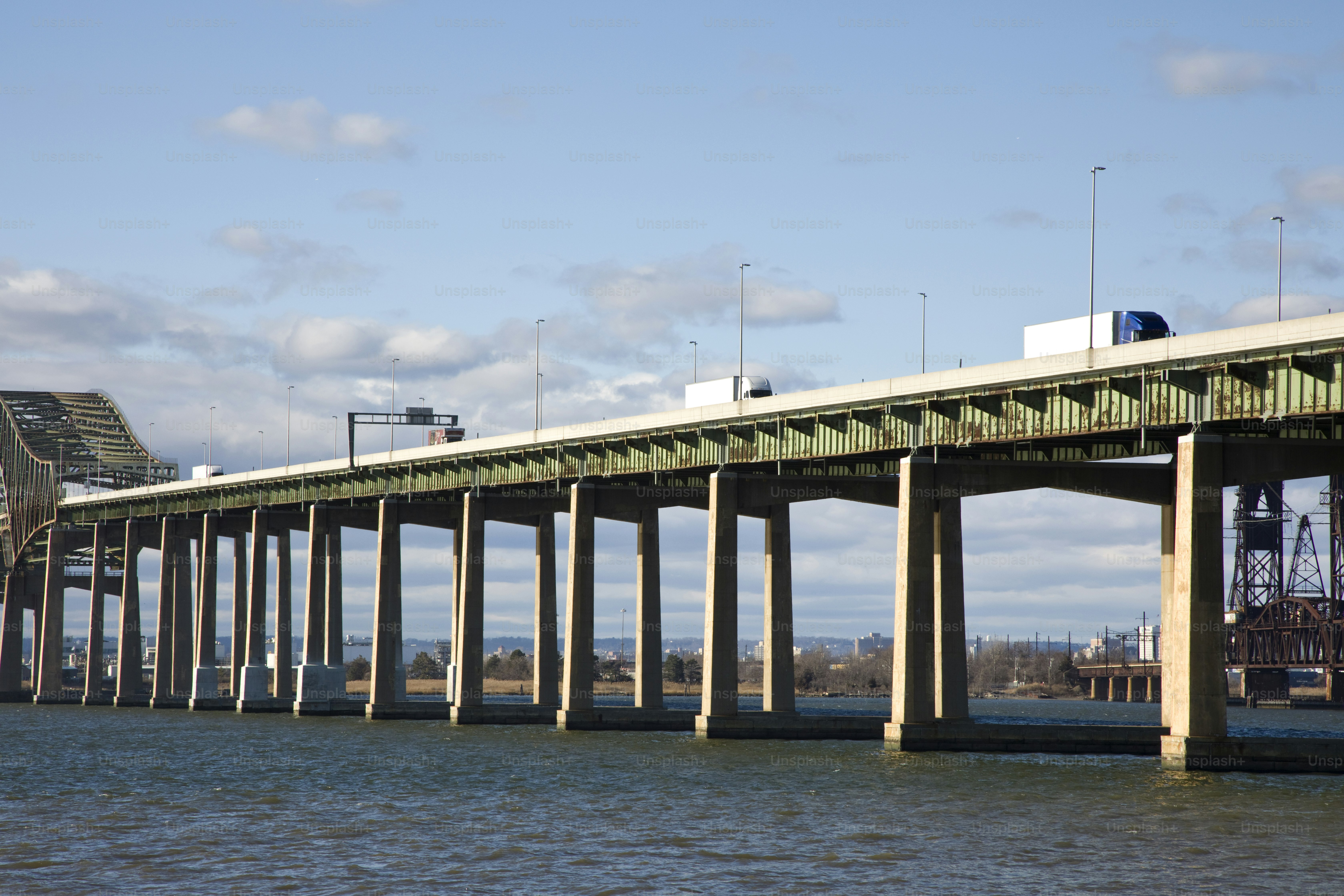 Jembatan dari Newark New Jersey ke Bayonne New Jersey, menghadap ke barat menuju Newark