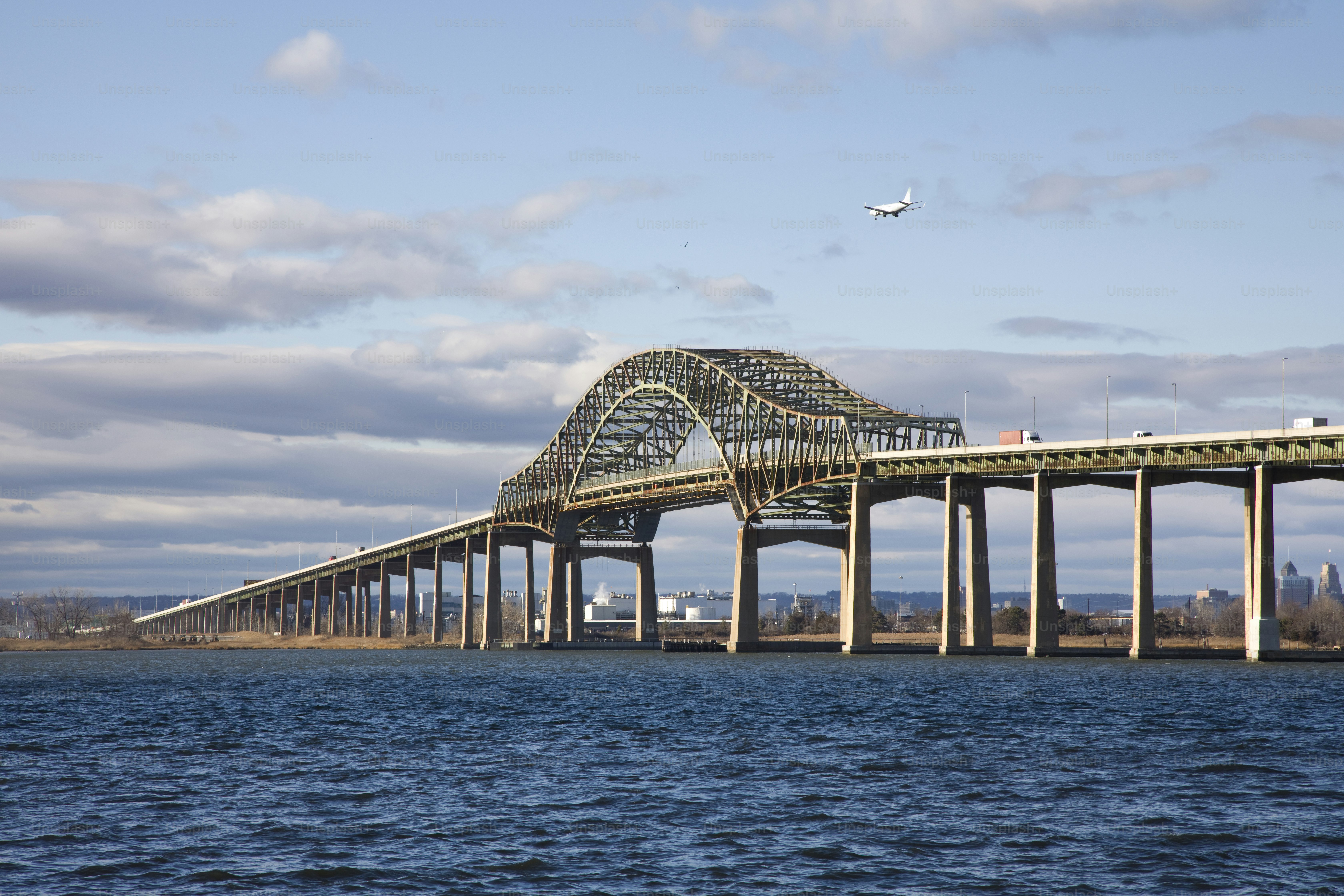 Jembatan dari Newark New Jersey ke Bayonne New Jersey, menghadap ke barat menuju Newark