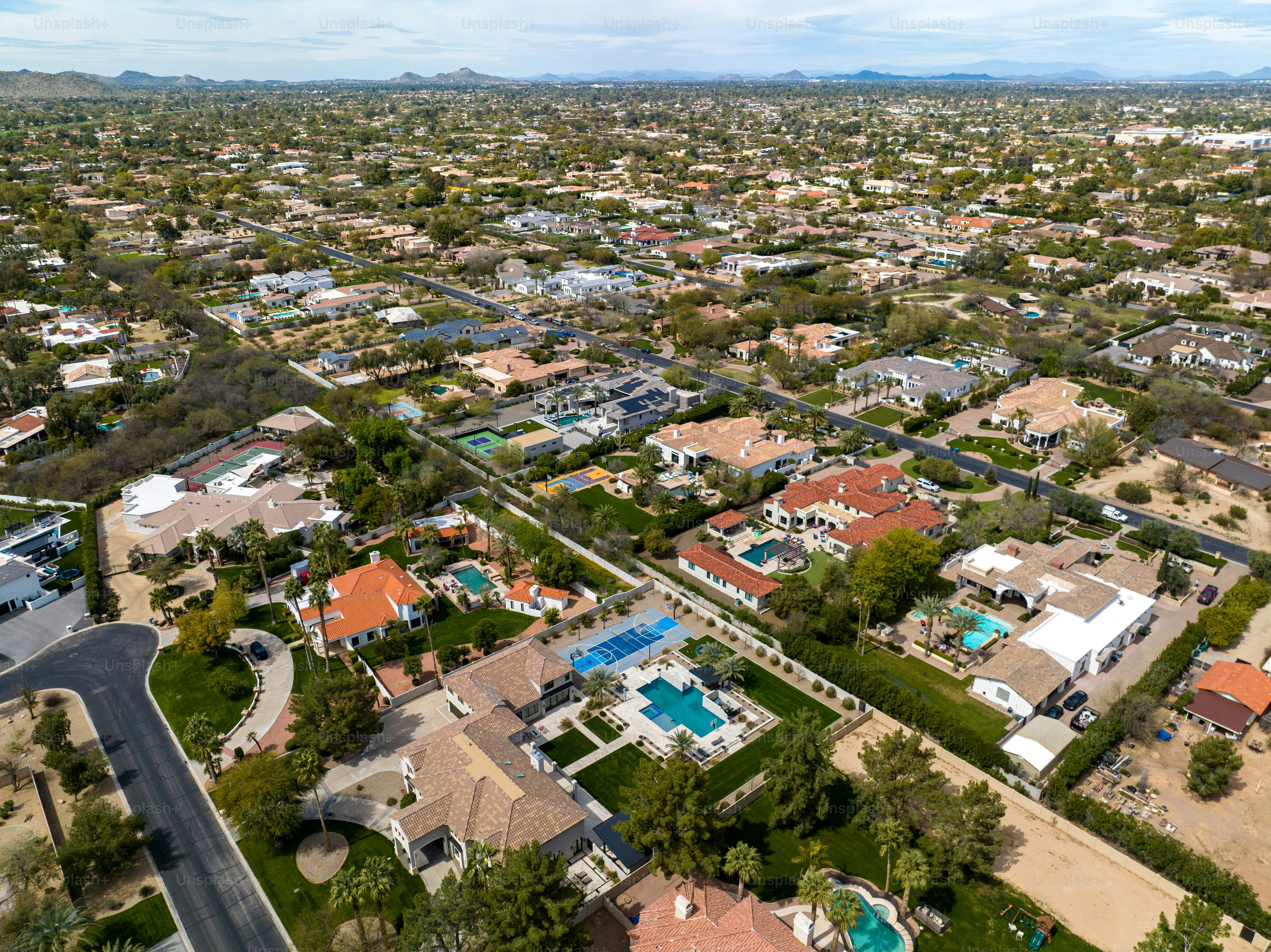 Luftaufnahme von Herrenhäusern in Scottsdale, die meisten verfügen über Schwimmbäder und Tennisplätze