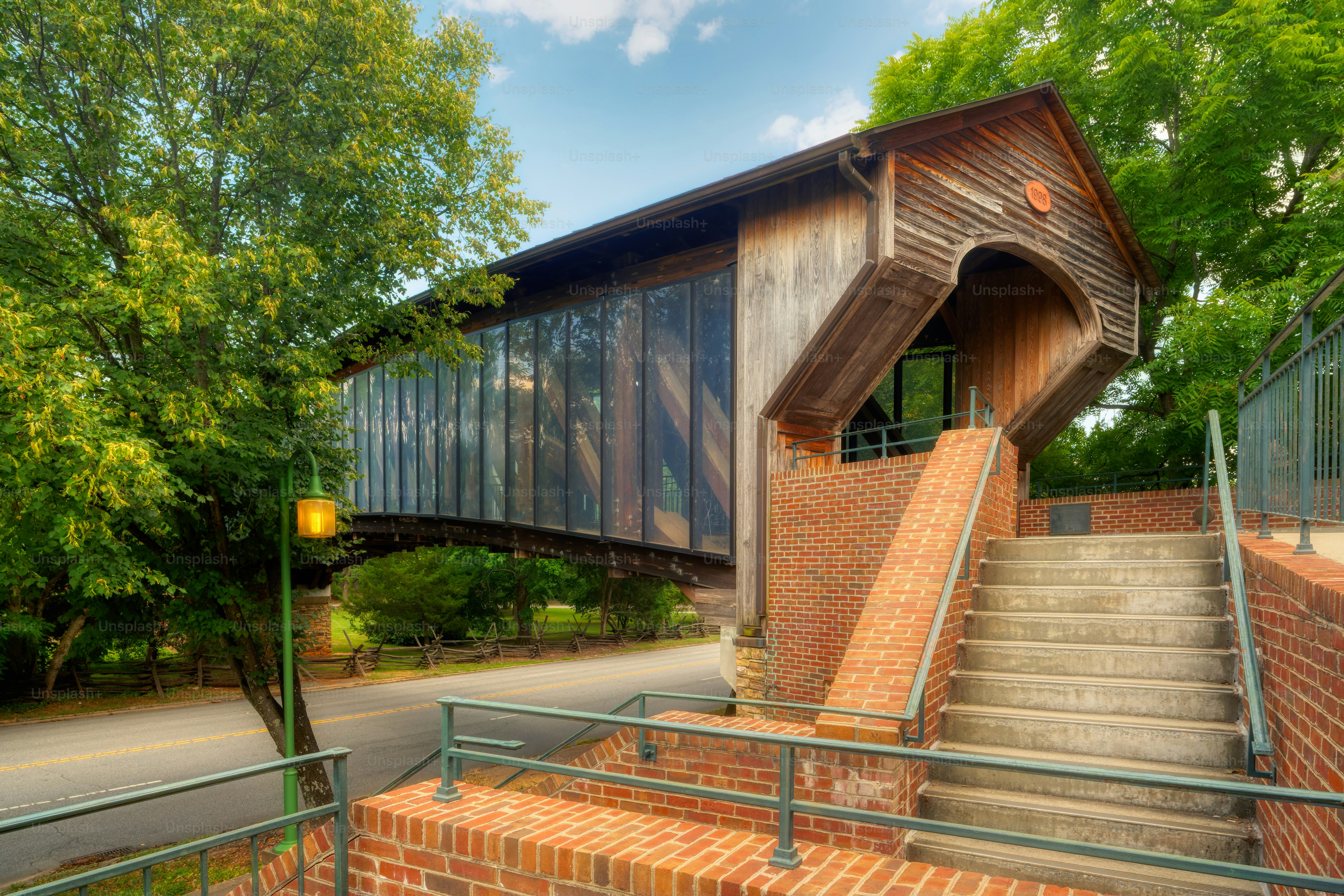 Uma vista em grande angular da escada que sobe para a Ponte Coberta de estilo retrô no distrito histórico de Old Salem, Winston-Salem, Carolina do Norte, em HDR.